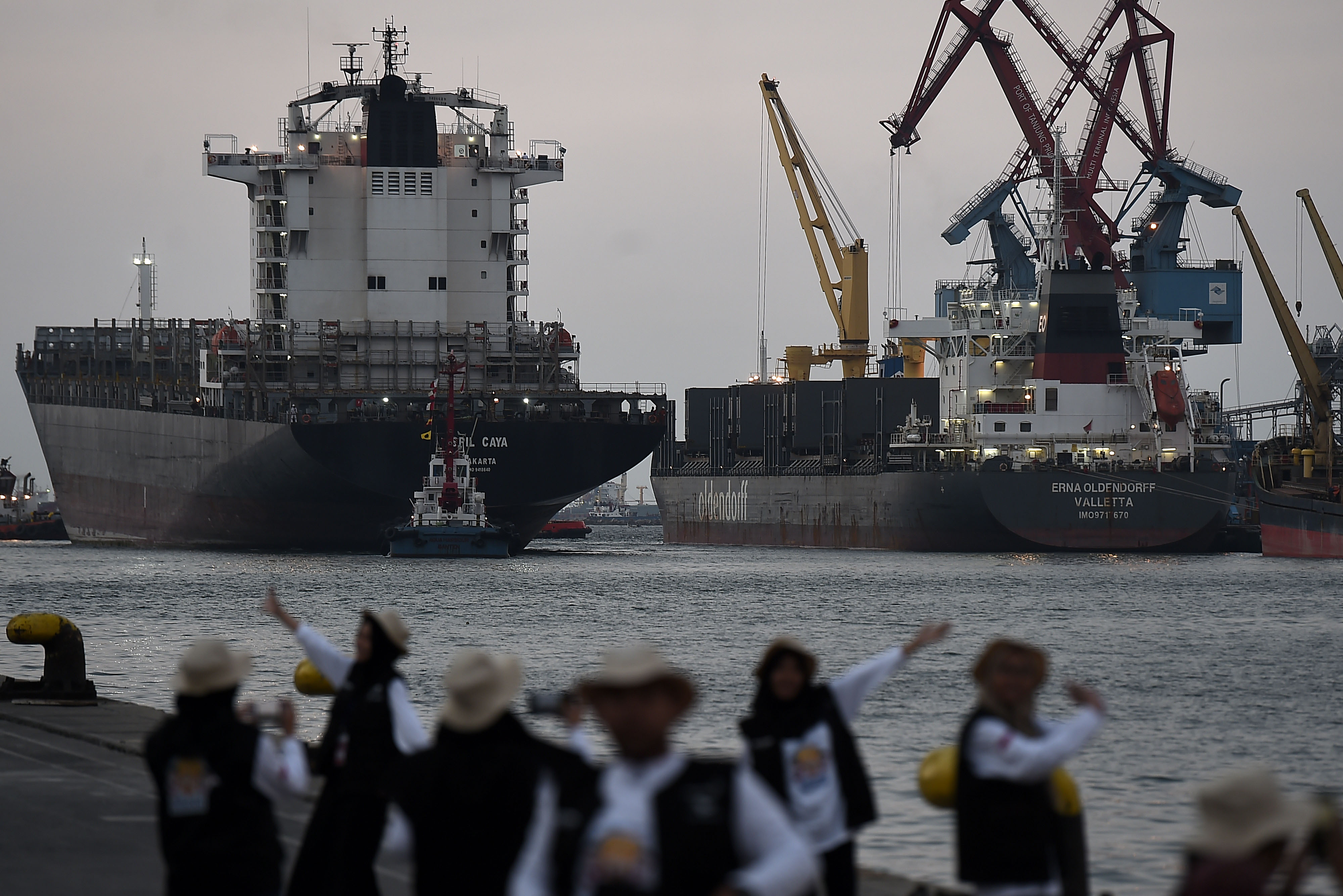 Kapal tunda memandu masuknya sebuah kapal di Pelabuhan Tanjung Priok, Jakarta, Rabu (14/8).