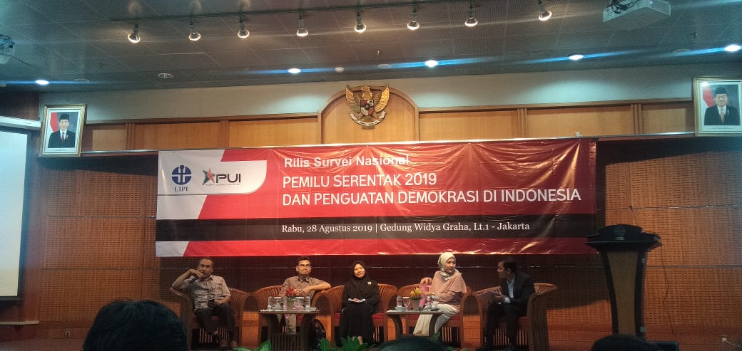 Syamsuddin Haris (kiri) menjadi pembicara dalam diskusi hasil survei mengenai Pemilu Serentak 2019 dan demokrasi di Indonesia 