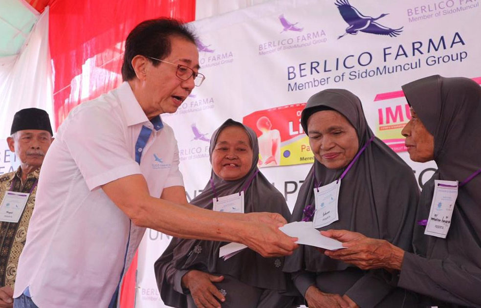 Yayasan Al Madiniyah Pusaka mendapat bantuan langsung tunai (BLT) dari perusahaan farmasi PT Berlico Mulia Farma