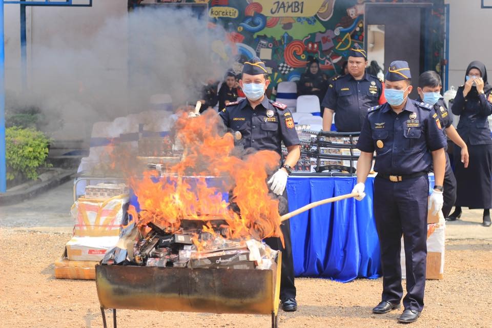 Bea Cukai Jambi musnahkan barang bukti hasil penindakan yang telah beralih status menjadi barang yang menjadi milik negara (BMN).