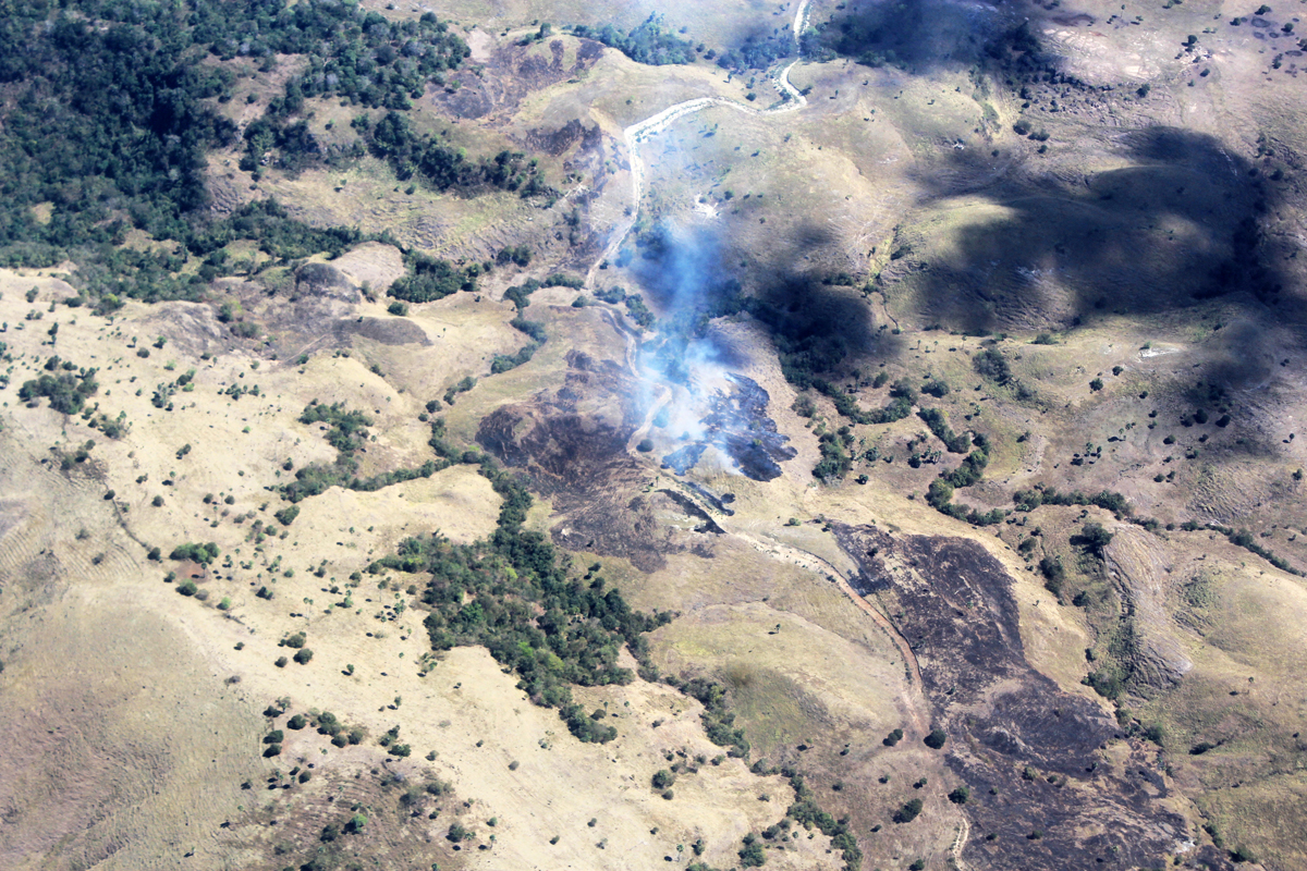 Kebakaran lahan terlihat dari pesawat di wilayah Kabupaten Ngada, Flores, Nusa Tenggara Timur (NTT).