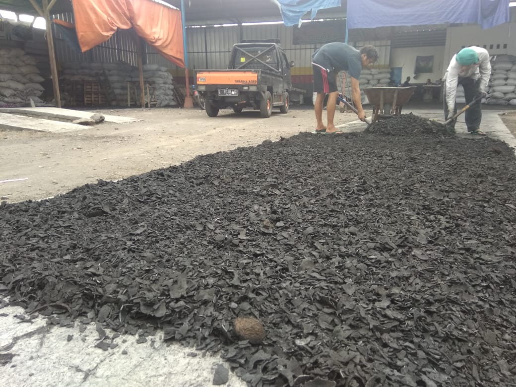 Pengrajin arang batok kelapa berada di ruas Jalan Mangin, Kelurahan Cibunigeulis, Kecamatan Bungursari, Kota Tasikmalaya