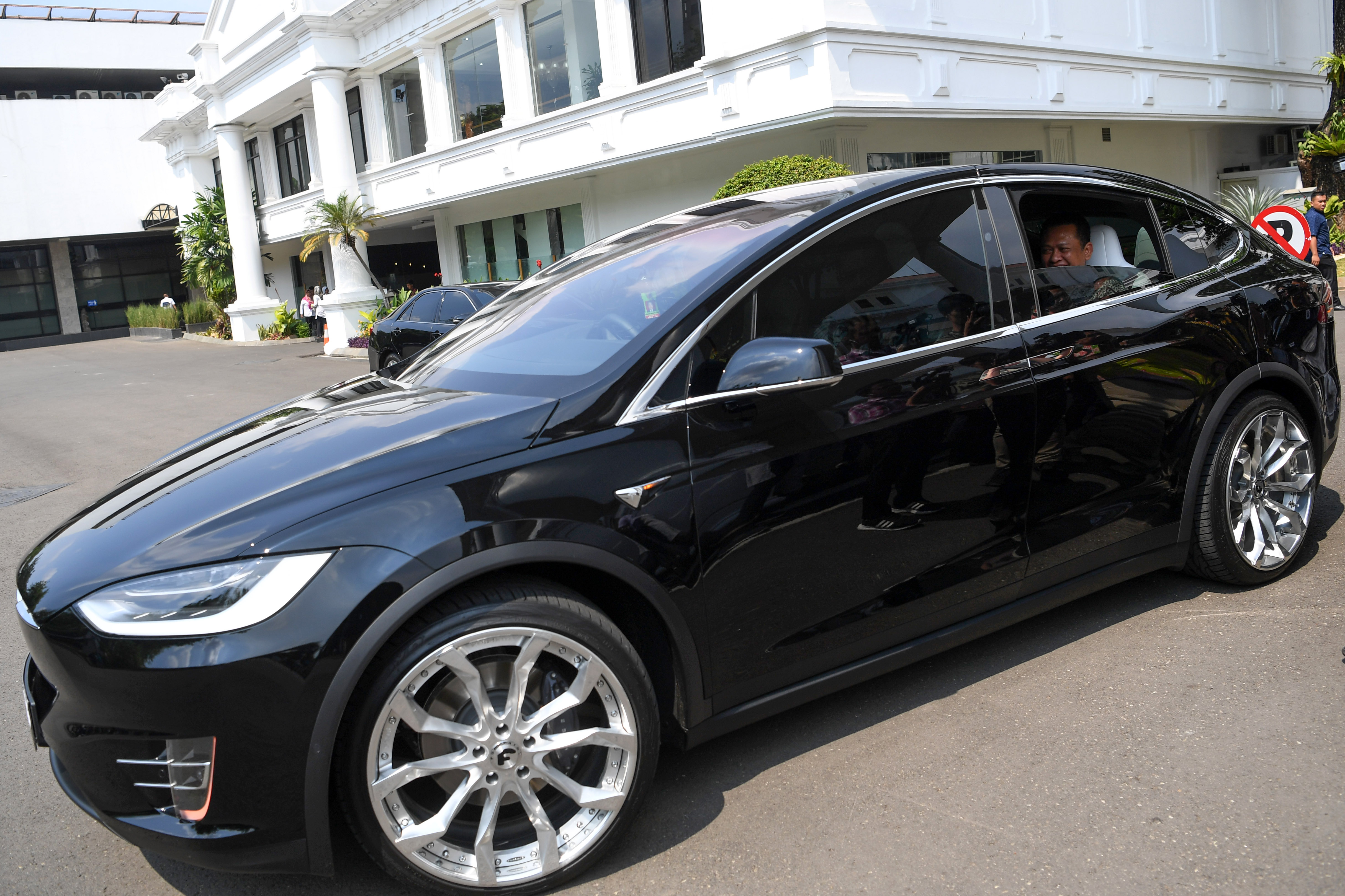 Mobil listrik digunakan Ketua DPR Bambang Soesatyo saat bertandang di Istana Presiden