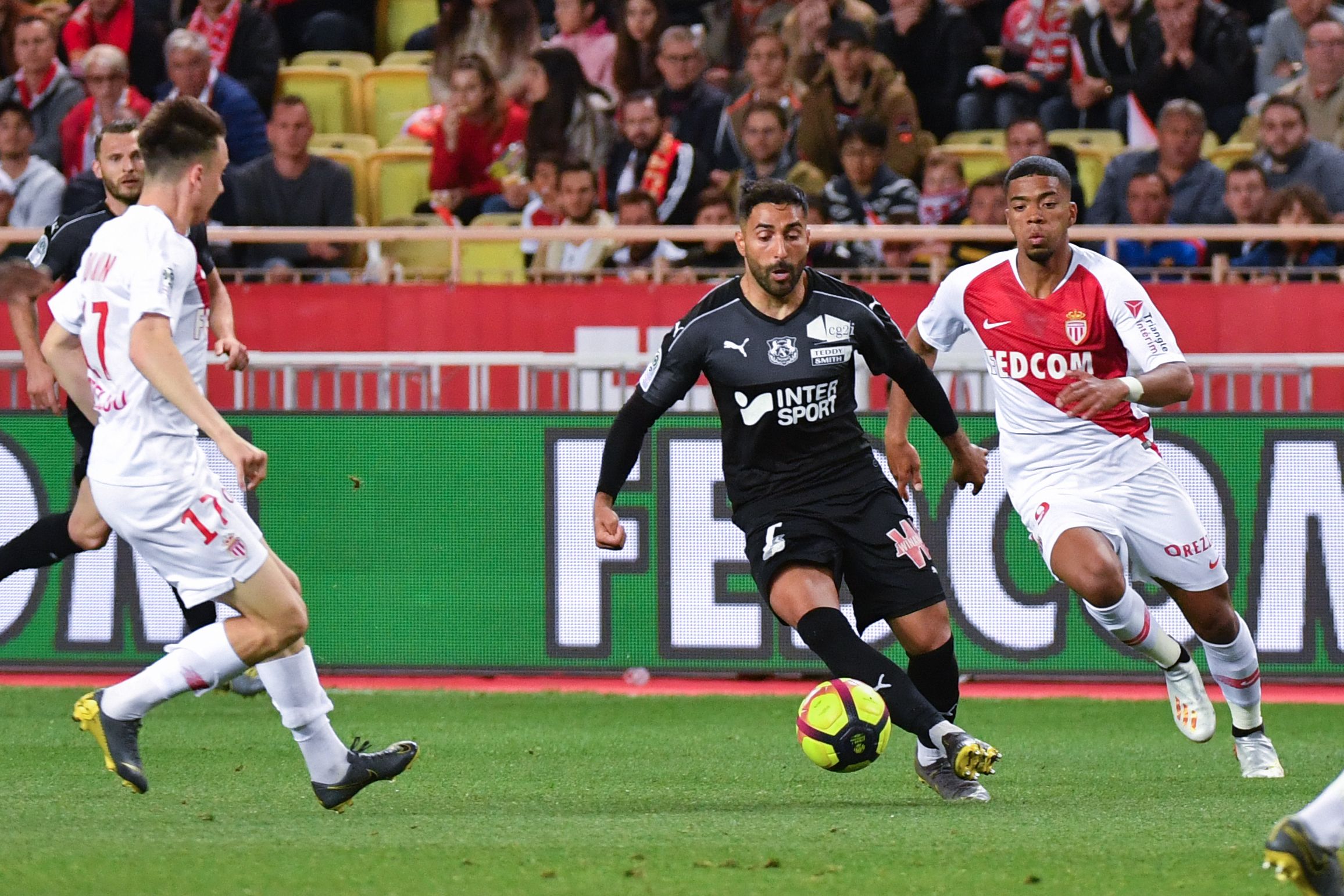 Saman Ghoddos (tengah)