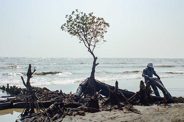 Petugas Oil Spill Combate Team memeriksa peralatan 