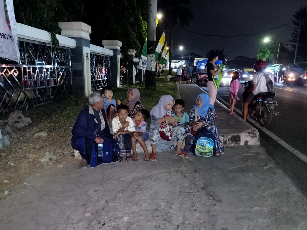 Pasca-gempa yang menguncang Banten, Jumat (2/8) ratusan warga Kecamatan Teluk Betung, Bandar Lampung mengungsi ke lapangan Kantor Gubernur. 