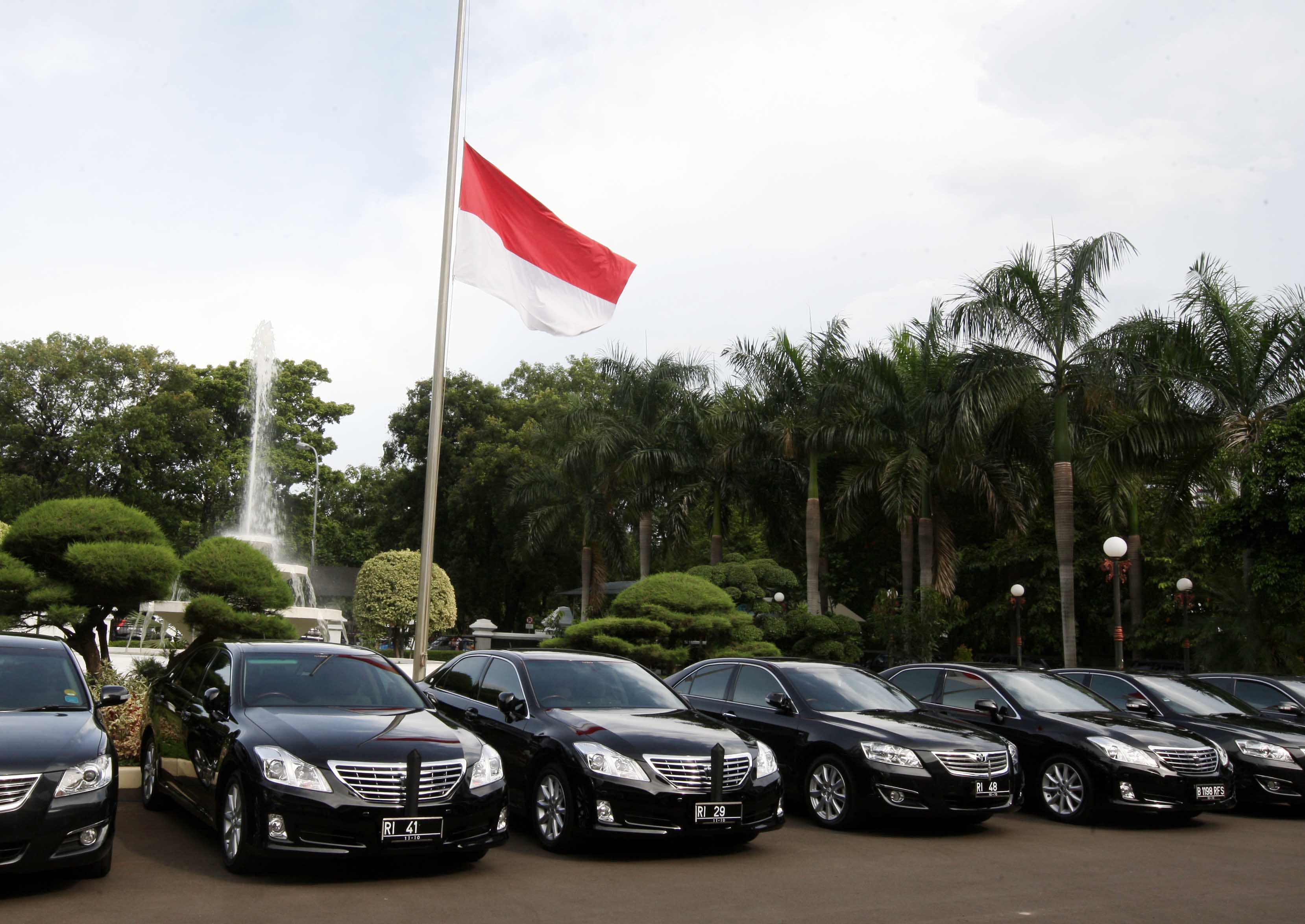 Mobil dinas para menteri Toyota Crown Royal Saloon