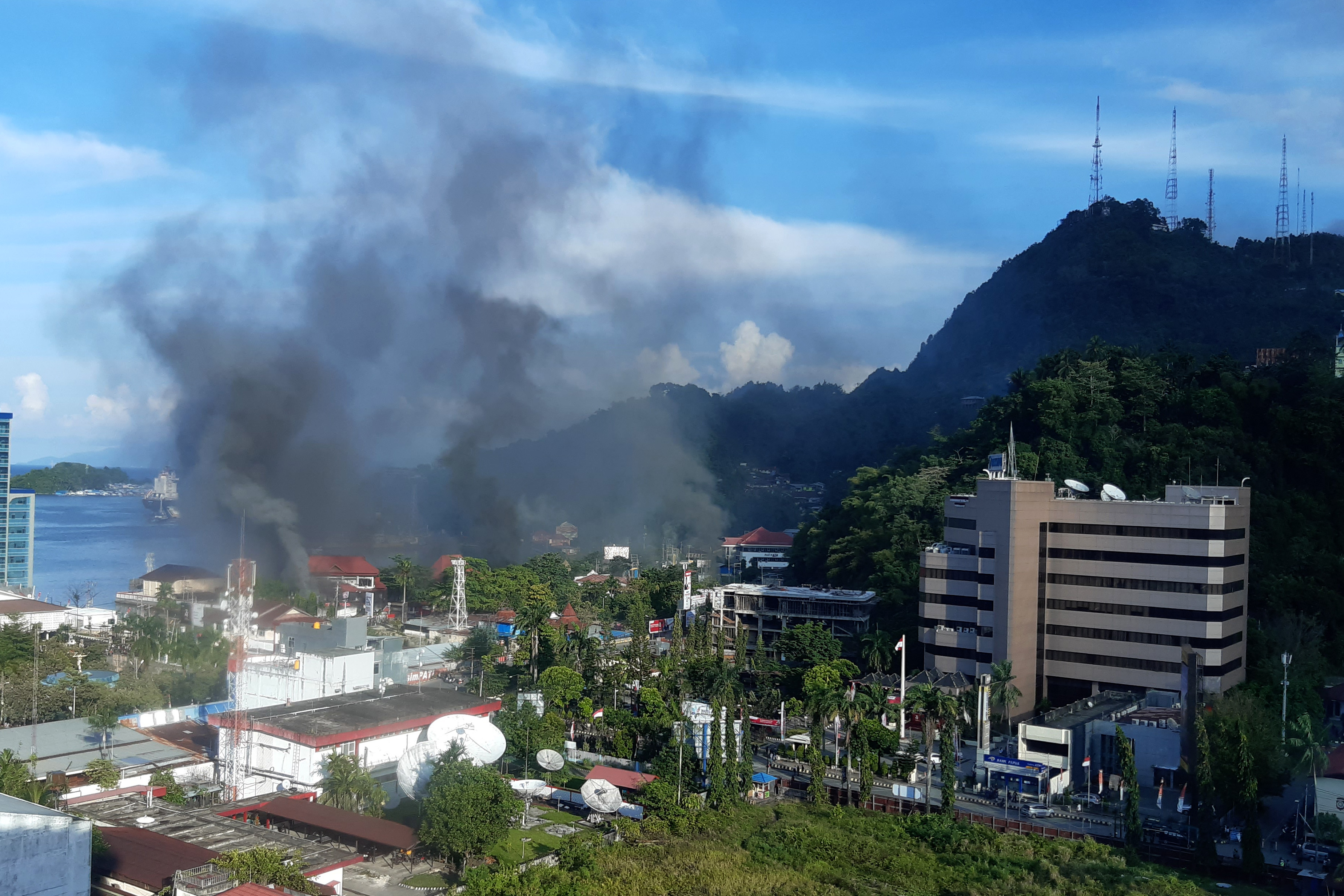 Asap membubung saat aksi unjuk rasa di Jayapura, Papua, Kamis (29/8/2019).