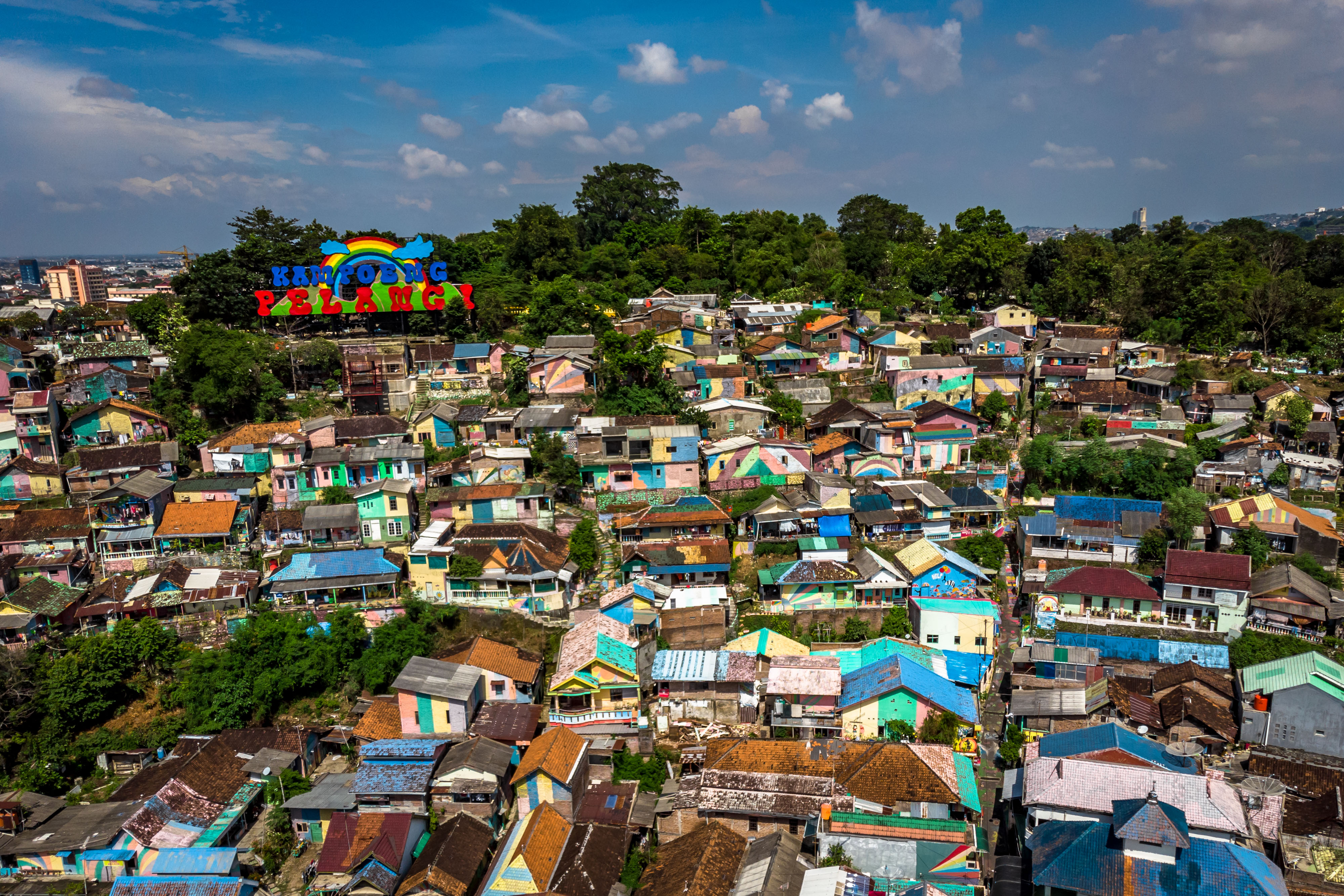 Foto udara suasana Kampung Pelangi yang dahulu merupakan permukiman kumuh kini menjadi salah satu destinasi wisata 