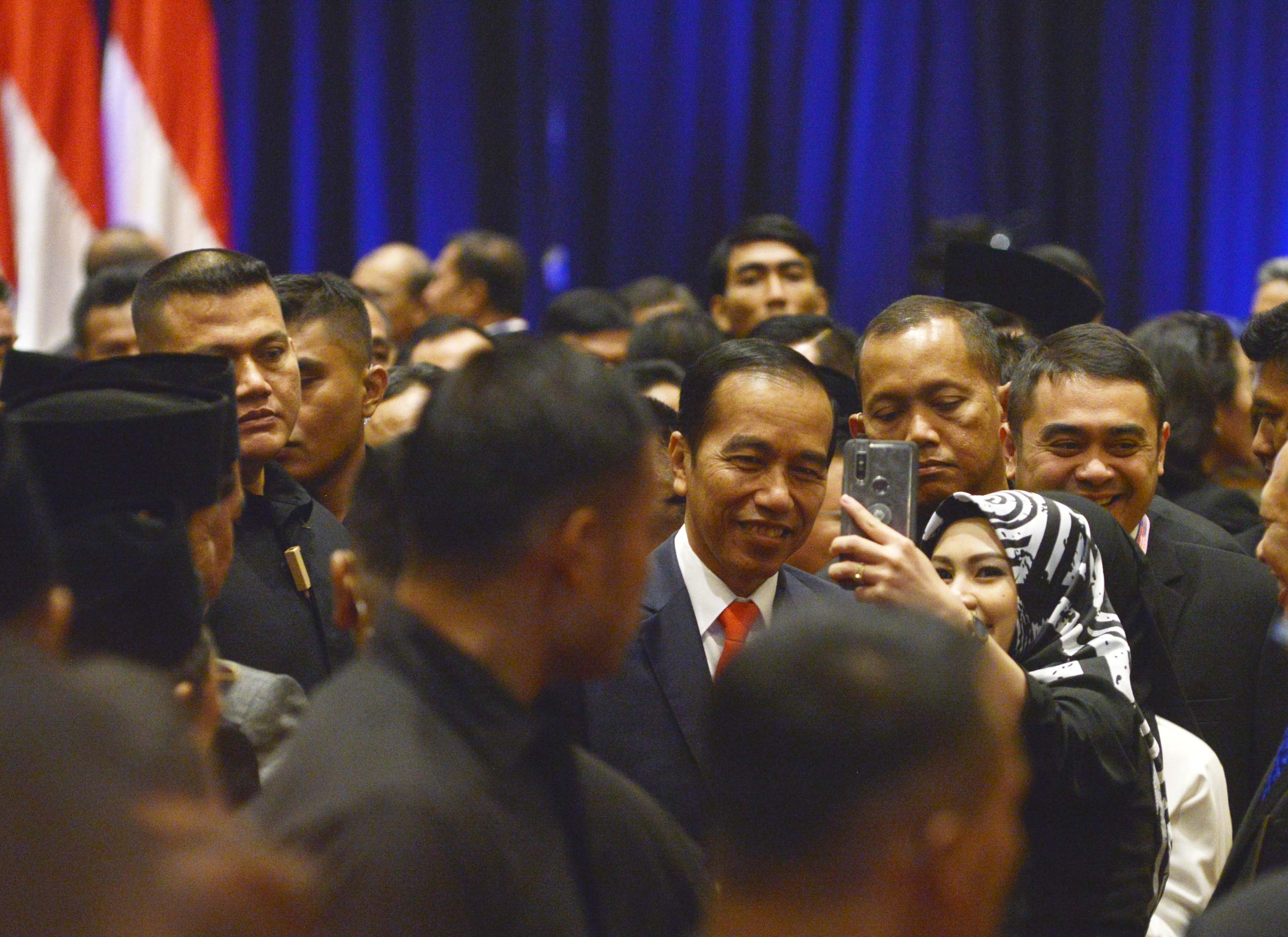 Presiden Joko Widodo berfoto seusai menghadiri acara Lemhannas di Hotel Bidakara, Senin (26/8).