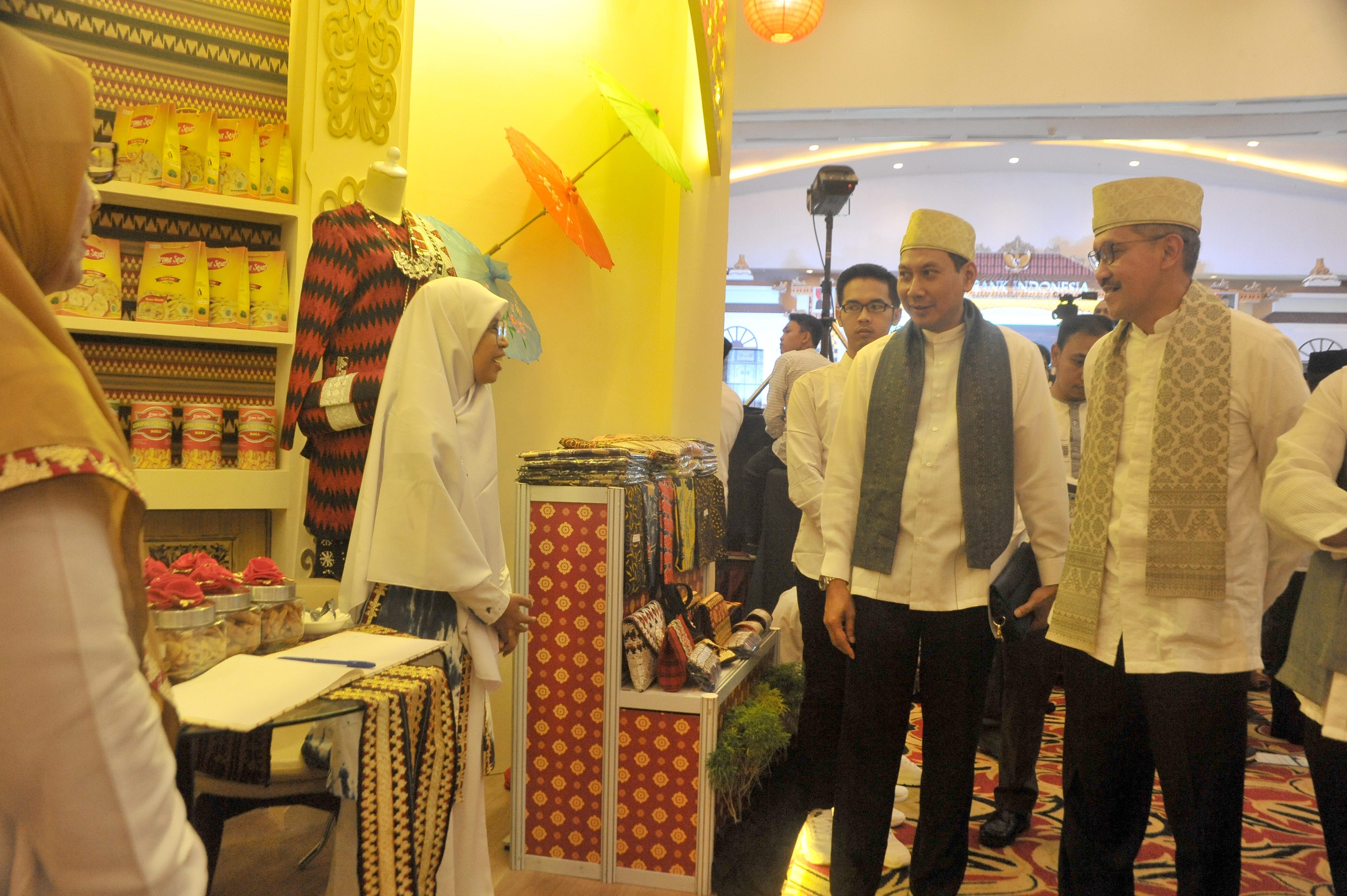  Deputi Gubernur Bank Indonesia Dodi Budi Waluyo (kanan) mengunjungi stan binaan Bank Indonesia pada Pembukaan Festival Ekonomi Syariah