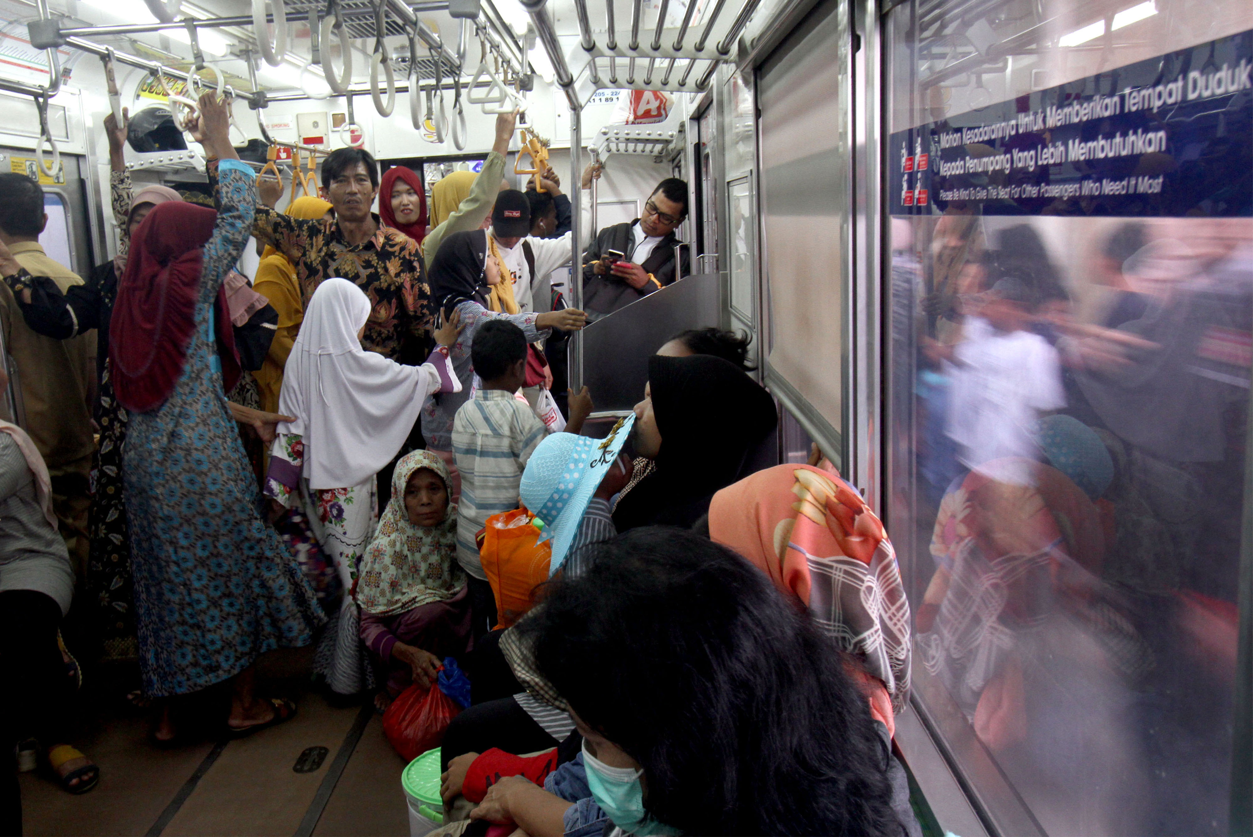 Suasana penumpang didalam gerbong KRL jurusan Bogor-Jakarta Kota, Jakarta.