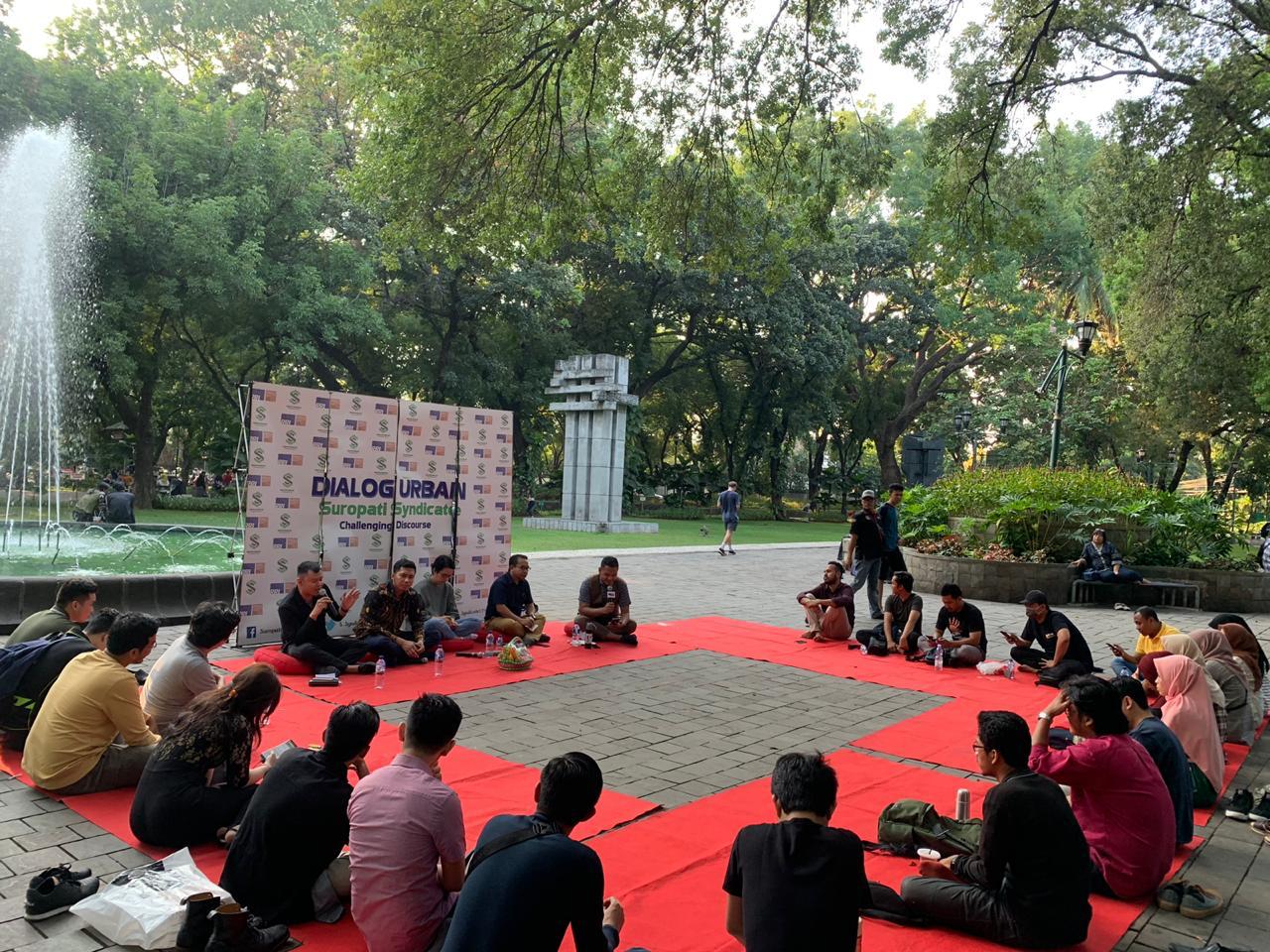Diskusi publik Suropati Syndicate di Taman Suropati Menteng Jakarta Pusat