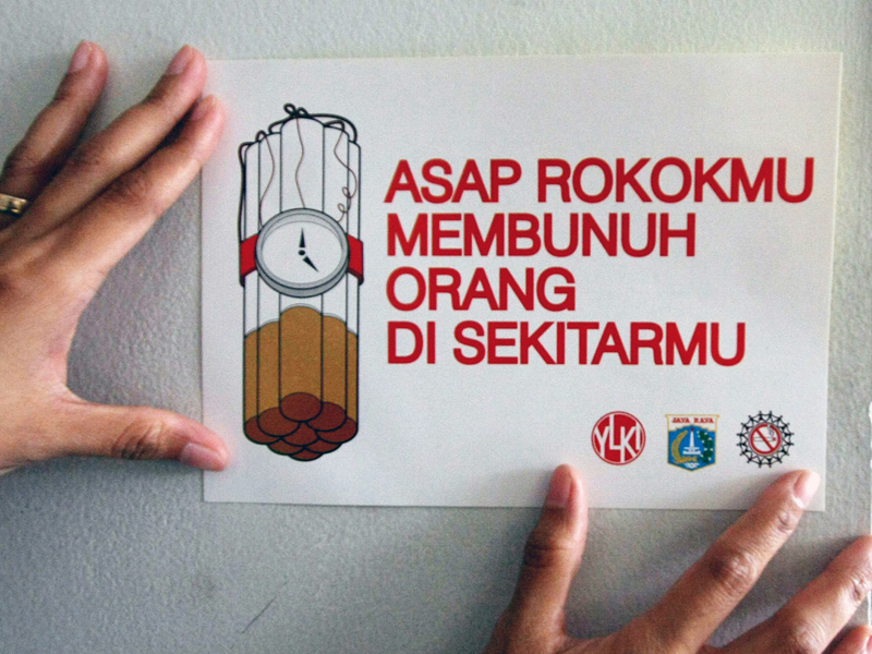 Tangan peneliti (YLKI) menempelkan stiker saat peluncuran hasil survei Kawasan Dilarang Merokok di Hotel dan Restoran di Jakarta.