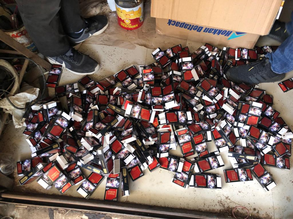  Tim menemukan barang bukti berupa rokok batangan dan rokok siap edar tanpa dilekati pita cukai sebanyak 310.350 batang