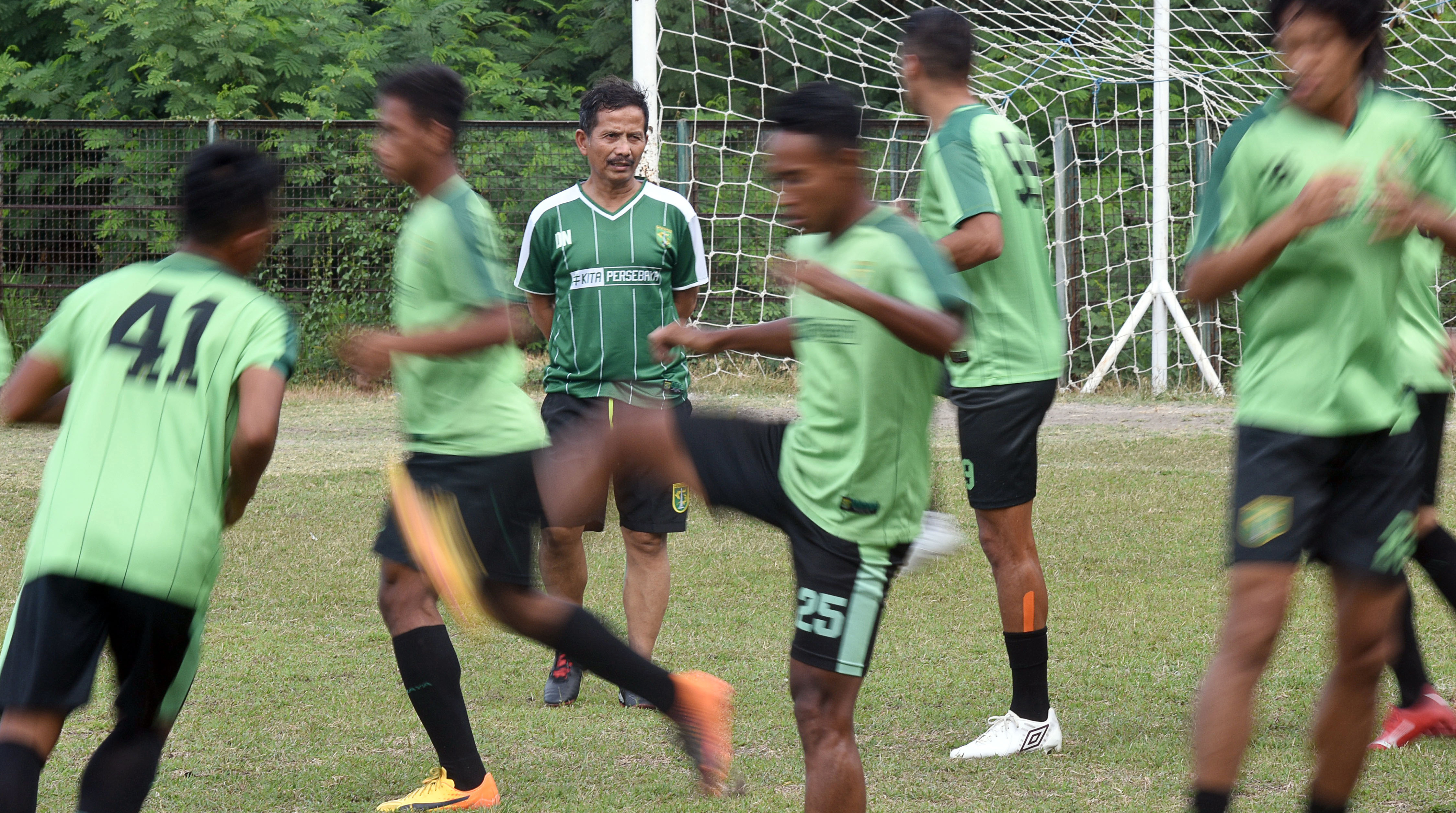 Ppelatih senior Djajang Nurjaman yang harus kehilangan jabatan setelah didepak Persebaya Surabaya.