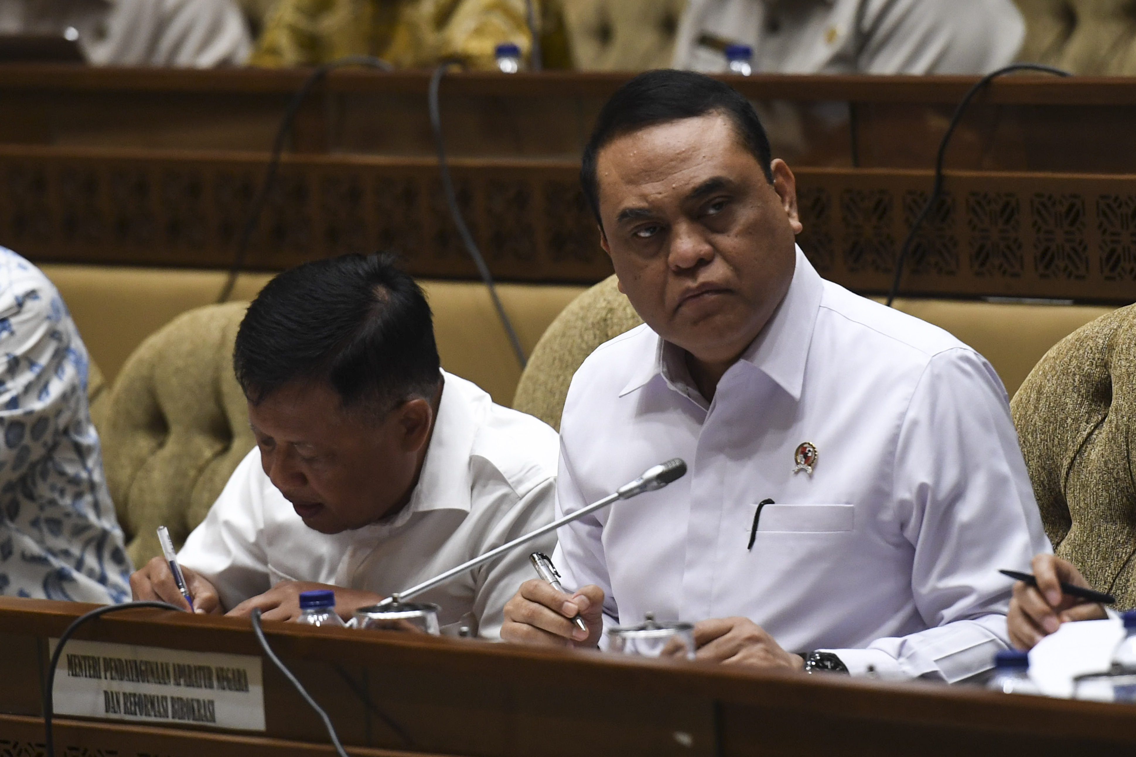 Menteri Pendayagunaan Aparatur Negara dan Reformasi Birokrasi, Syafruddin, saat berbicara di depan anggota DPR.