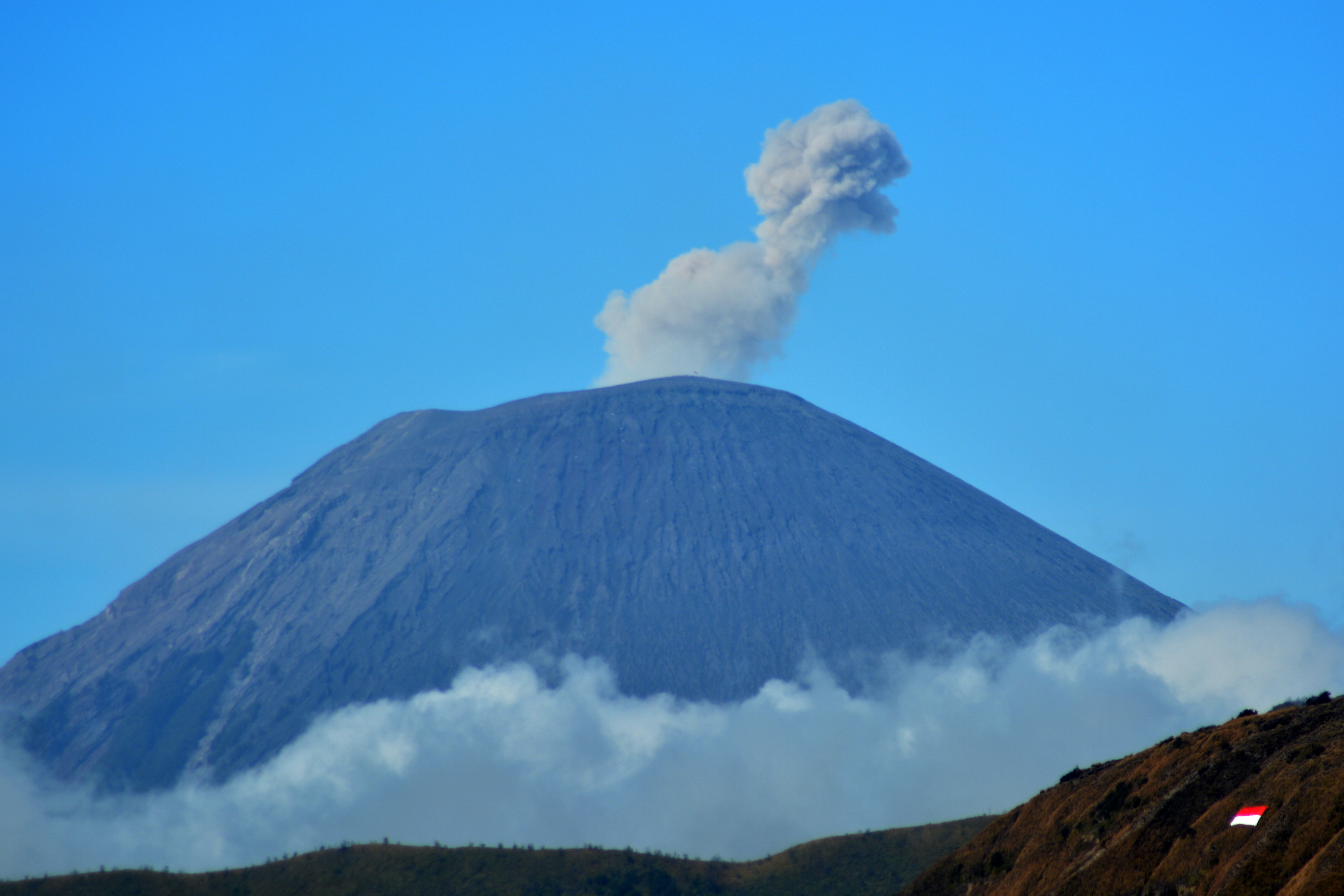 Gunung Semeru mengeluarkan asap yang terlihat dari Penanjakan Dua di Probolinggo