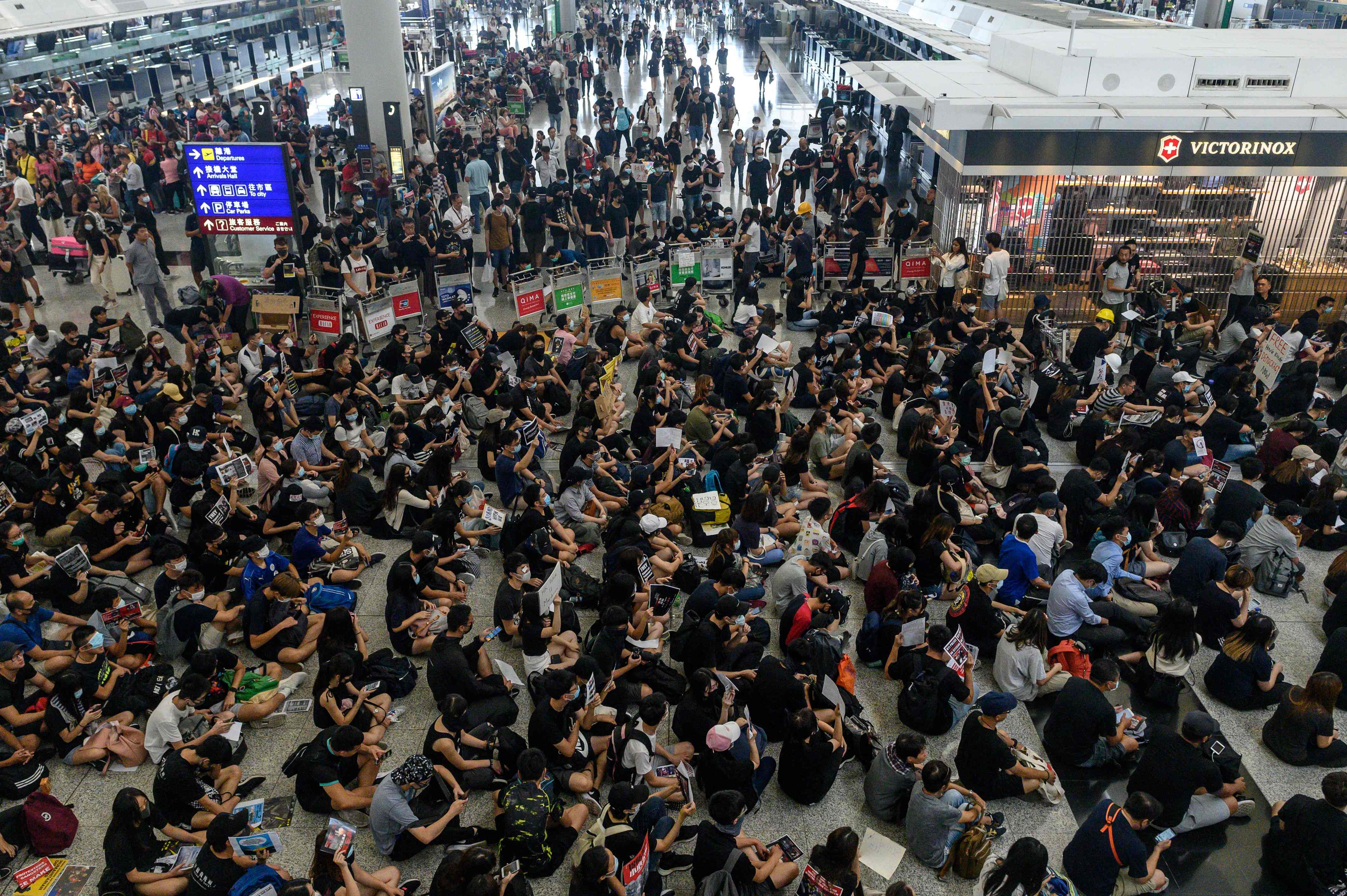 Demonstran antipemerintah Hong Kong melakukan aksi duduk di bandara kota itu sehingga menghentikan aktivitas bandara.