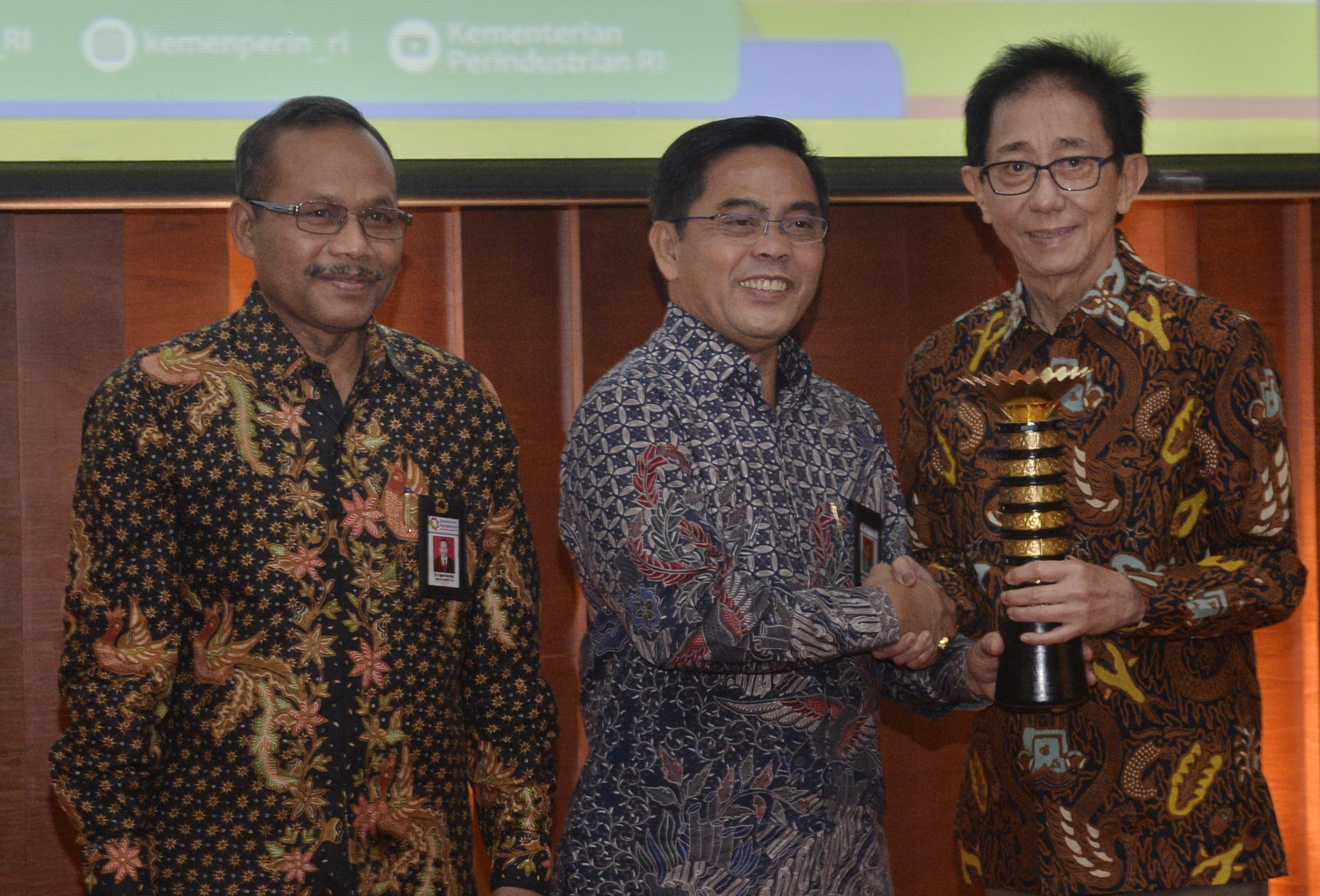 Kepala Badan Penelitian dan Pengembangan Industri Ngakan Timur Antara (kiri)