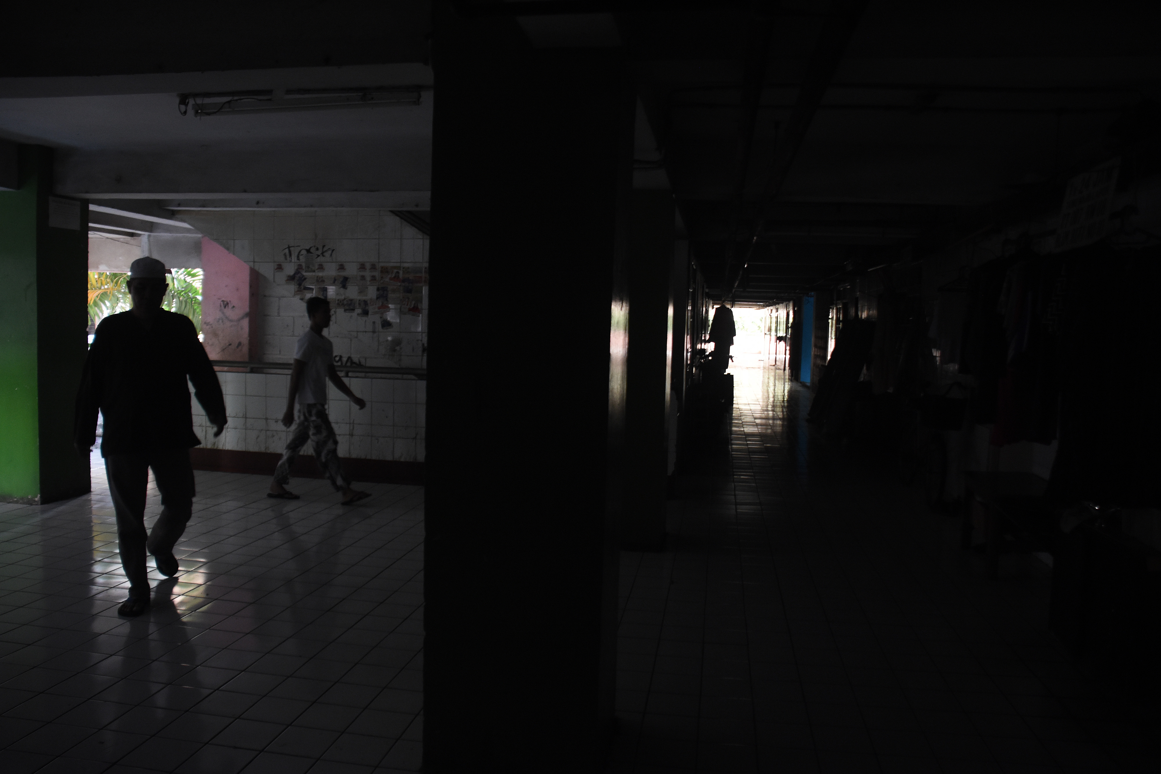 Warga beraktivitas di Rusun Bendungan Hilir saat terjadi pemadaman listrik bergilir di Jakarta.