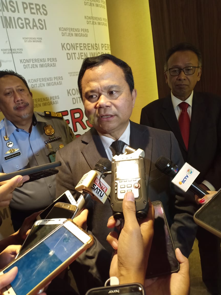  Dirjen Imigrasi Kemenkumham, Ronny F. Sompie menjelaskan kepada wartawan perihal sosialisasi  regulasi terkini keiimigrasian.