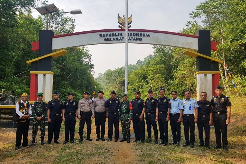 Perkuat Sinergi, Bea Cukai Entikong Gelar Upacara Hari Kemerdekaan dengan TNI, Polisi, dan Aparat Desa.