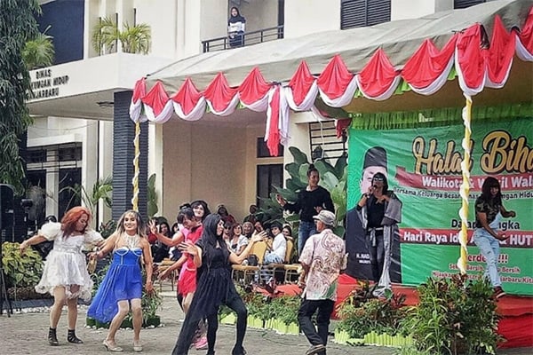 Para waria hadir di acara Halal Bihalal di Pemkot Banjarbaru