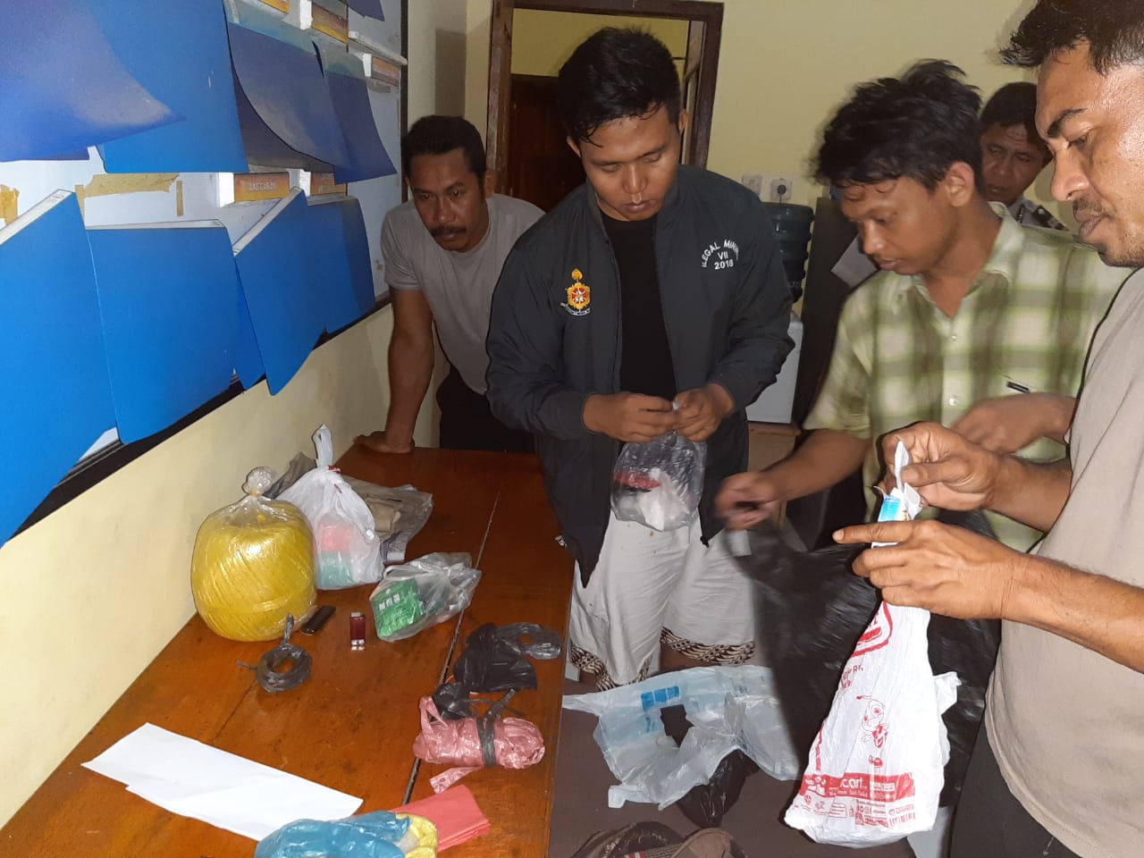 Pria bisu tanpa identitas (berkemeja kota-kotak) saat diperiksa petugas di Polsek Manggarai, Senin (12/8) malam. 