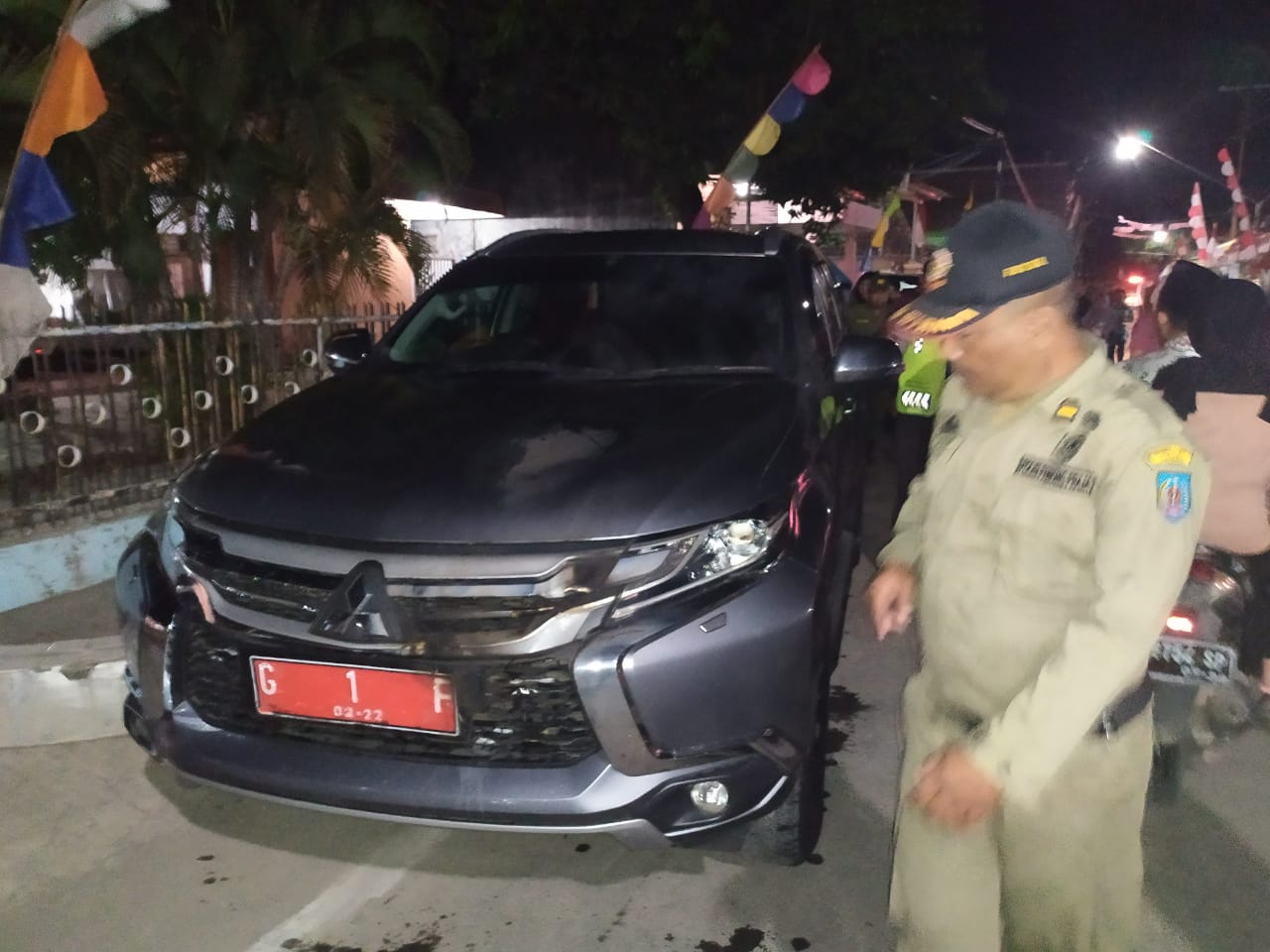 Mobil Bupati Tegal dilempar bom molotov oleh pelaku tidak dikenal.