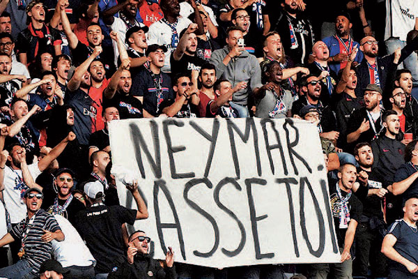 Suporter PSG Ejek dan Usir Neymar
