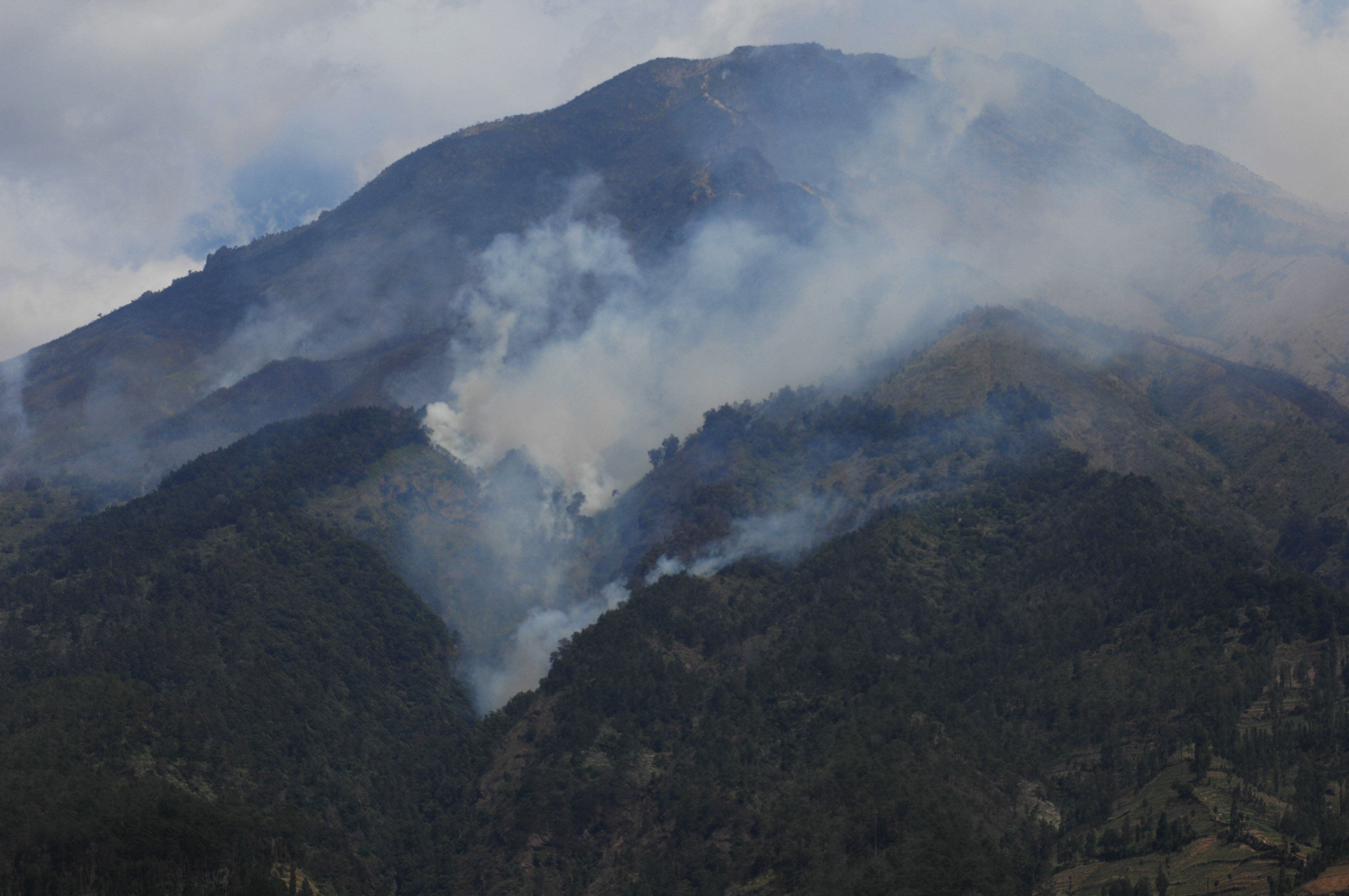 Kembali Muncul Lima Titik Api di Areal Gunung Sumbing