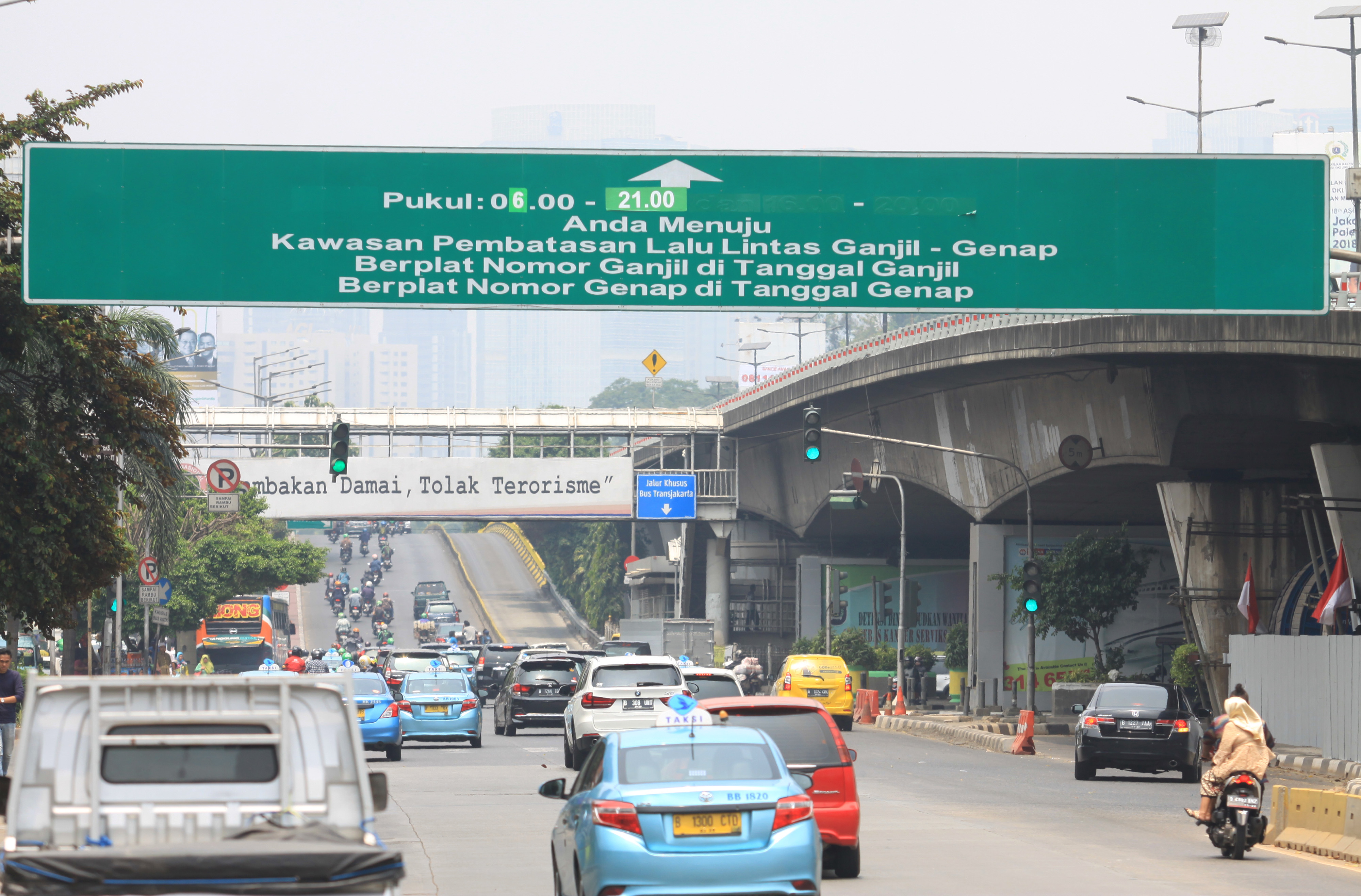 Sejumlah kendaraan melintasi Jalan S. Parman saat berlangsungnya pembatasan kendaraan bermotor ganjil genap di Jakarta.