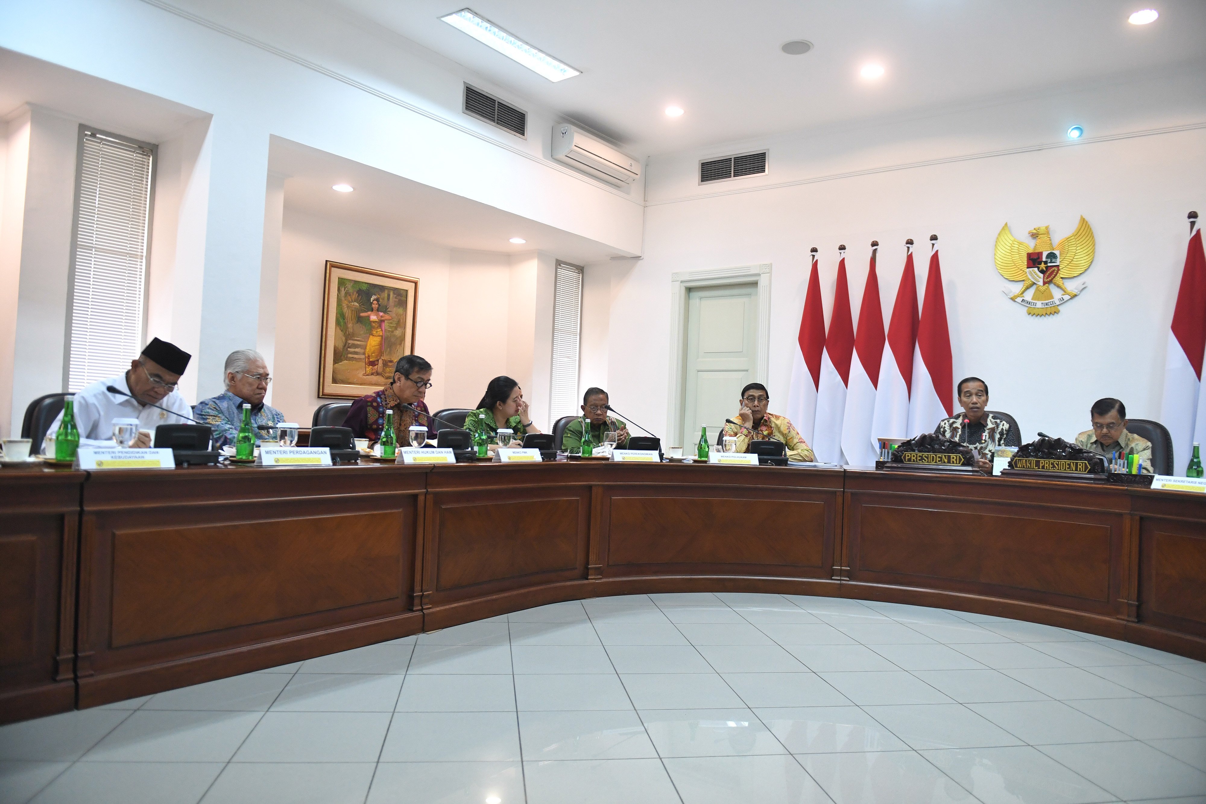 Presiden Joko Widodo (kedua kanan) memimpin rapat terbatas tentang pemindahan Ibu Kota di Kantor Presiden, Jakarta, hari ini.