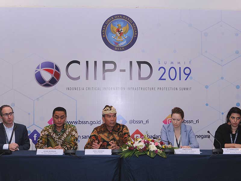  Kepala Badan Siber dan Sandi Negara Letjen (Purn) Hinsa Siburian (tengah) saat CIIP-ID Summit di Badung, Bali, Kamis (29/8/2019)