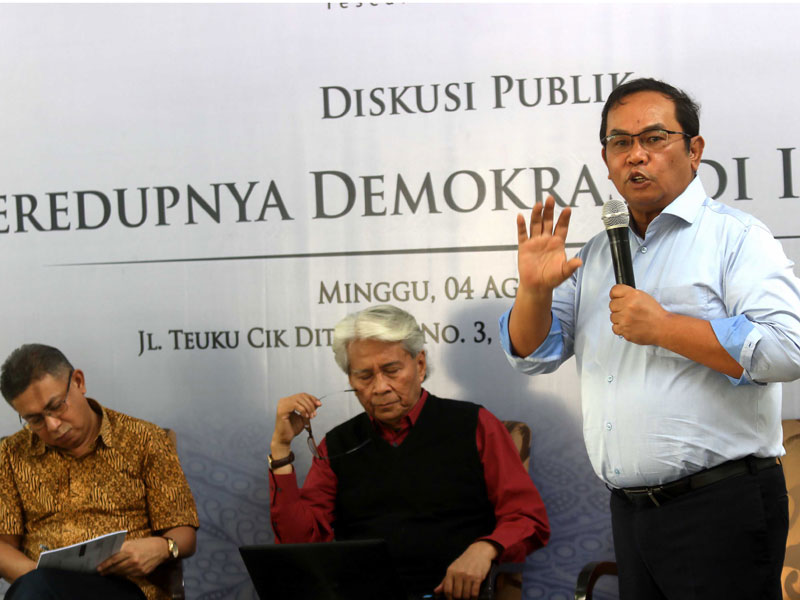 Lembaga survei Saiful Mujani Research Consulting (SMRC) menyebut demokrasi Indonesia menurun sejak 2013.