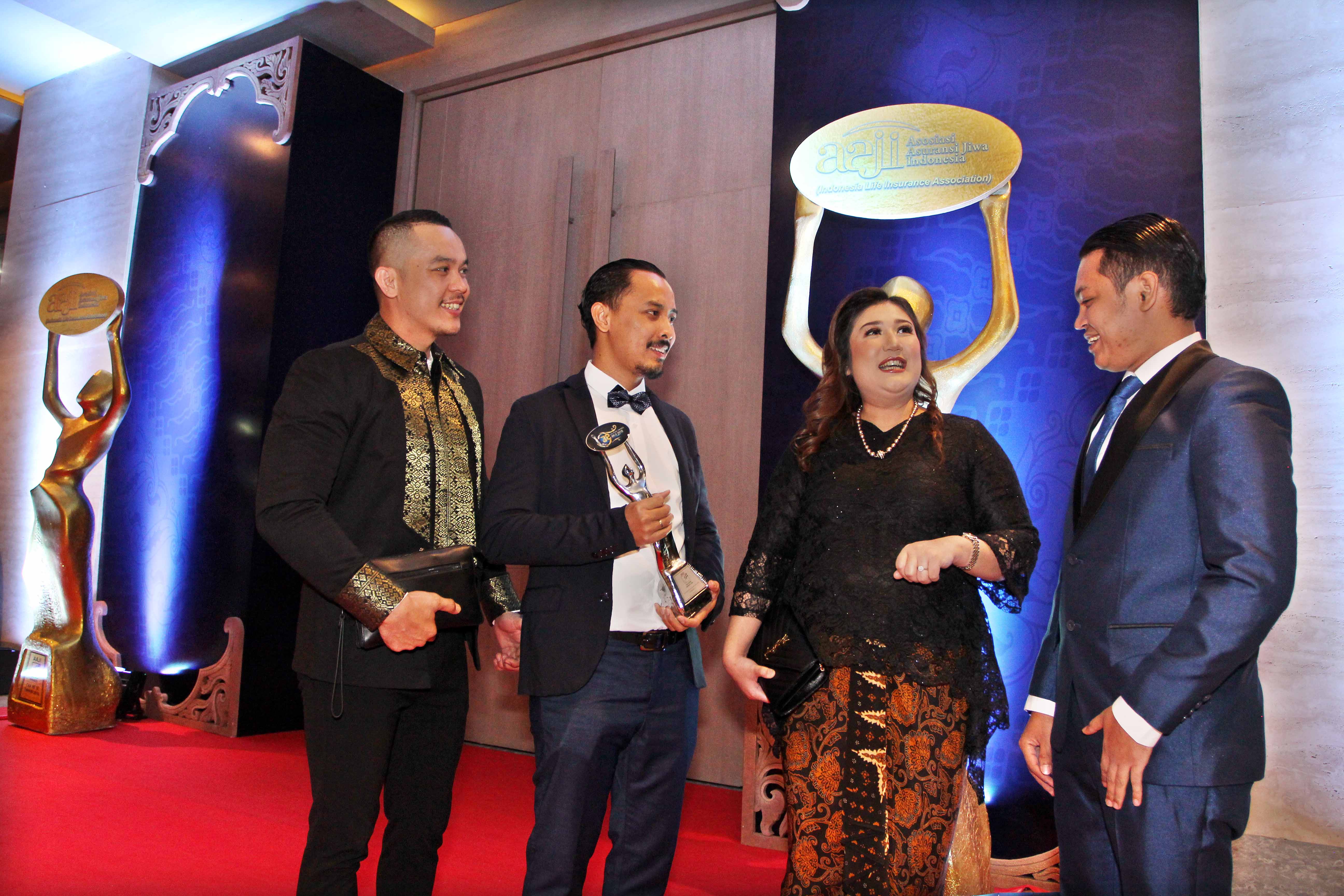 Director and Chief Distribution Offi cer Cigna Indonesia Dini Maharani (kedua dari kanan).