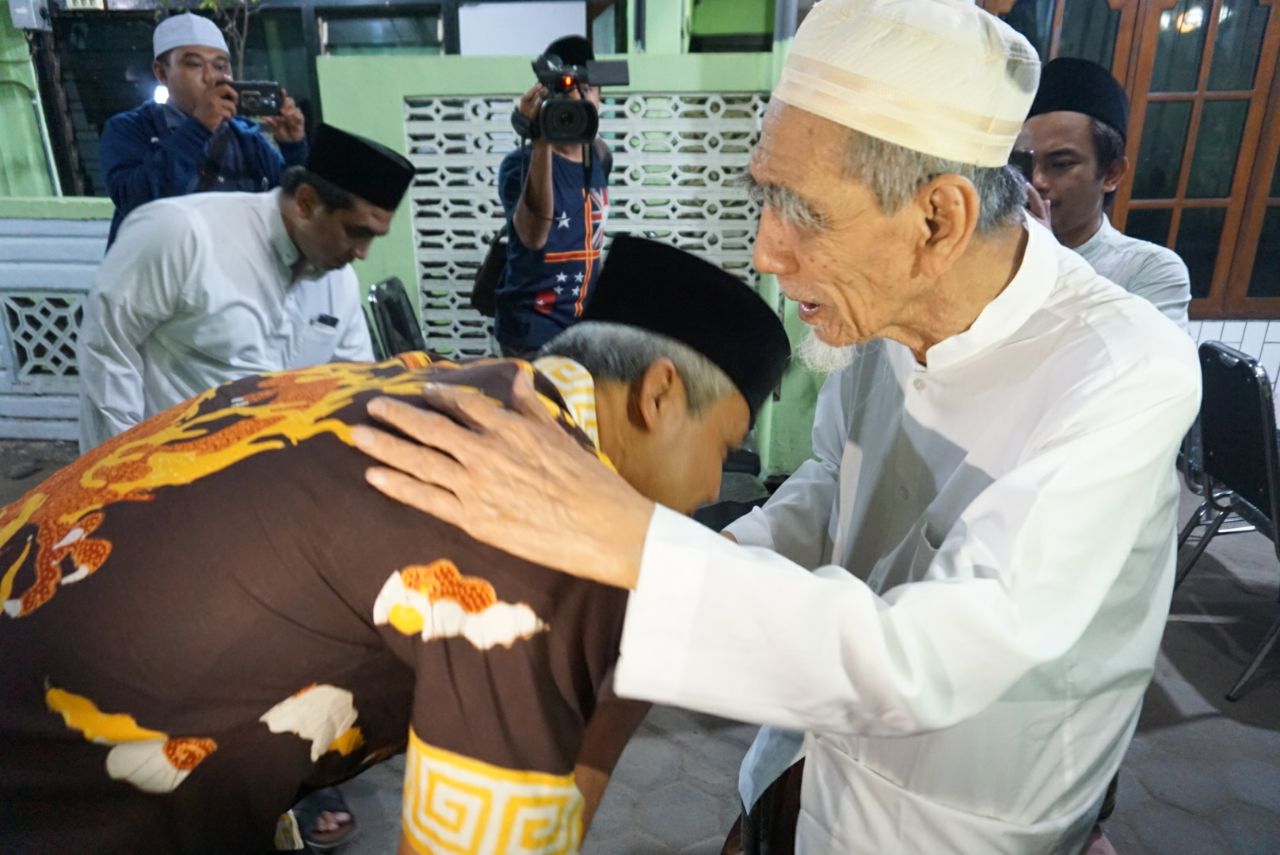  Ulama karismatik Kiai Haji Maimoen Zubaer atau yang akrab disapa Mbah Moen kerap memberikan wejangan.