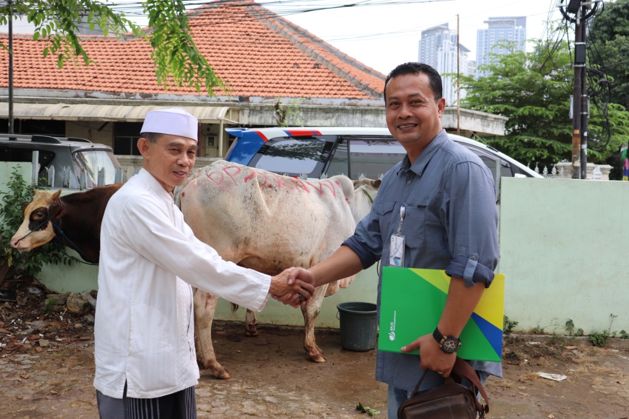 Penyerahanan bantuan hewan kurban sapi kepada pengurus Masjid Nurul Huda Jakarta.