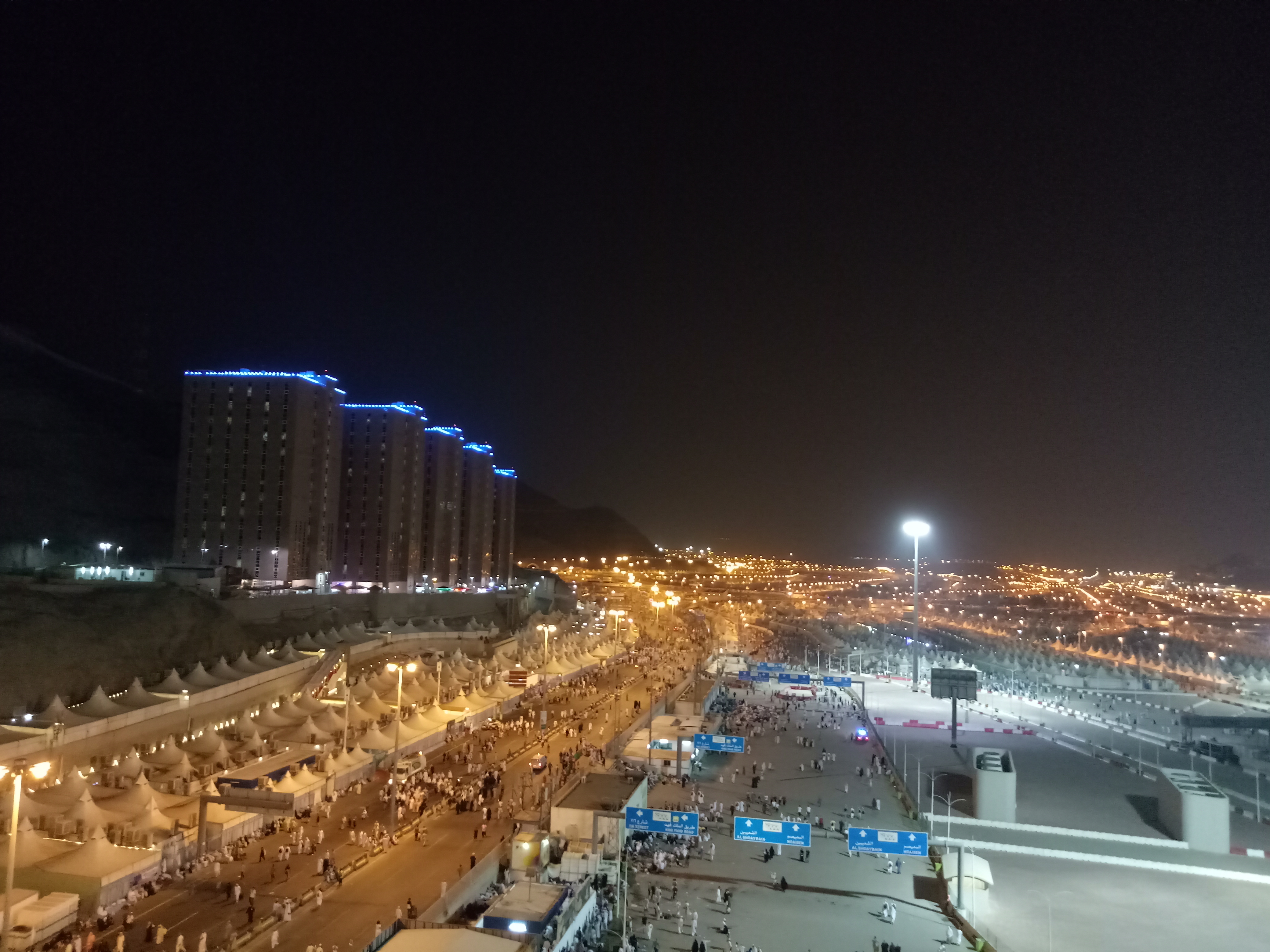 Suasana Jamarat, Mina saat menjelang subuh. Para jemaah haji siap melempar batu di Jamarat sebagai rangkaian ibadah haji. 
