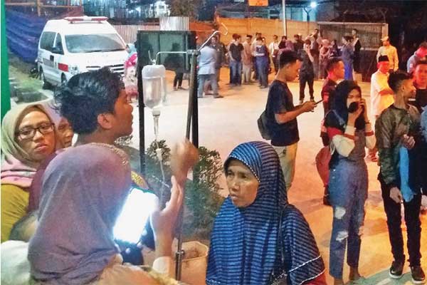 Warga dan pasien berada di luar Rumah Sakit Malimping, Lebak, Banten, kemarin malam.