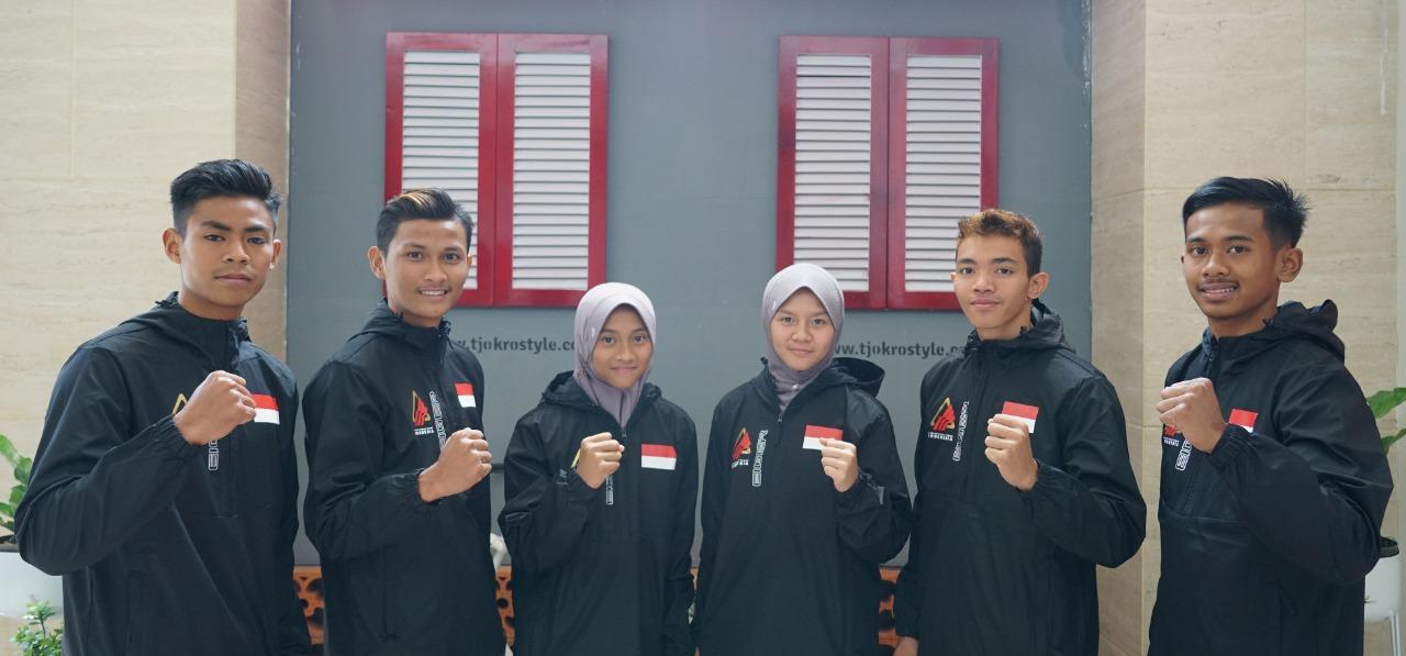 Para atlet panjat tebing berfoto bersama jelang berangkat ke Italia.