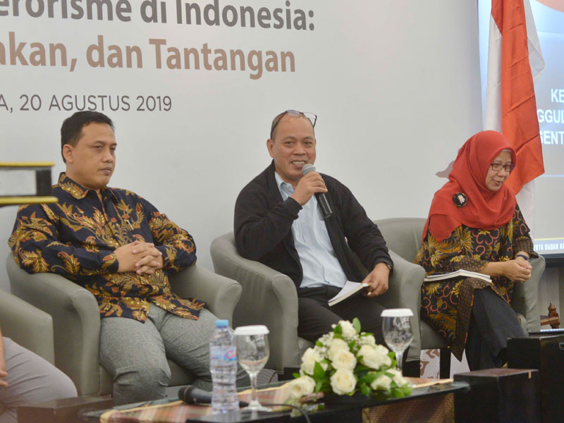 M Hasan Ansori bersama Staf Ahli Bidang Pencegahan BNPT Muhammad Suaib Tahir (tengah) dan Direktur Eksekutif Serve Indonesia Dete Aliah.