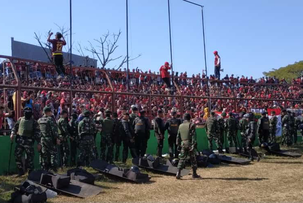 Jakmania hadir pada laga final leg-2 Piala Indonesia di Stadion Andi Mattalatta, Mattoanging, Makassar, Selasa (6/8).