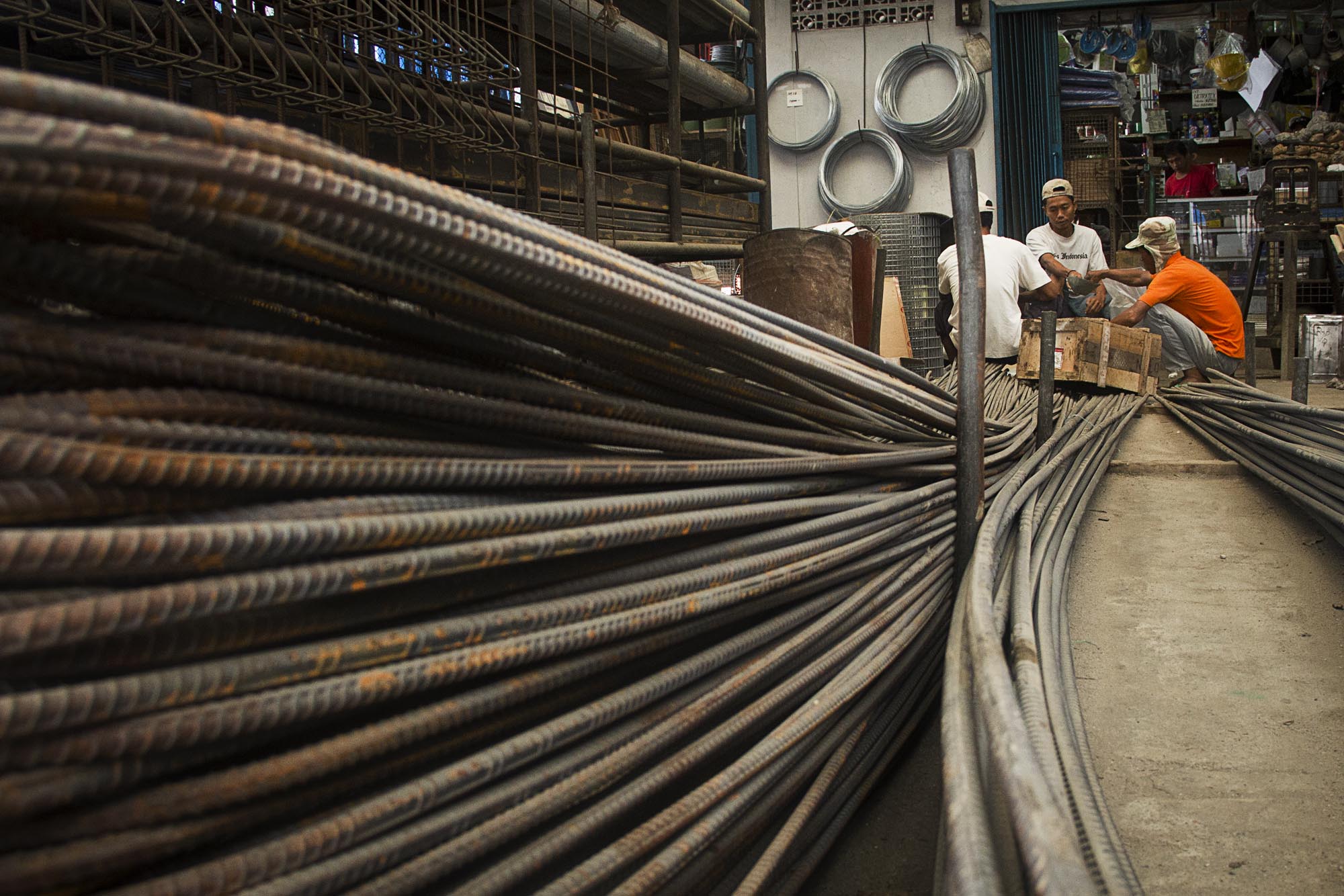 Bahan bangunan di salah satu toko bangunan.