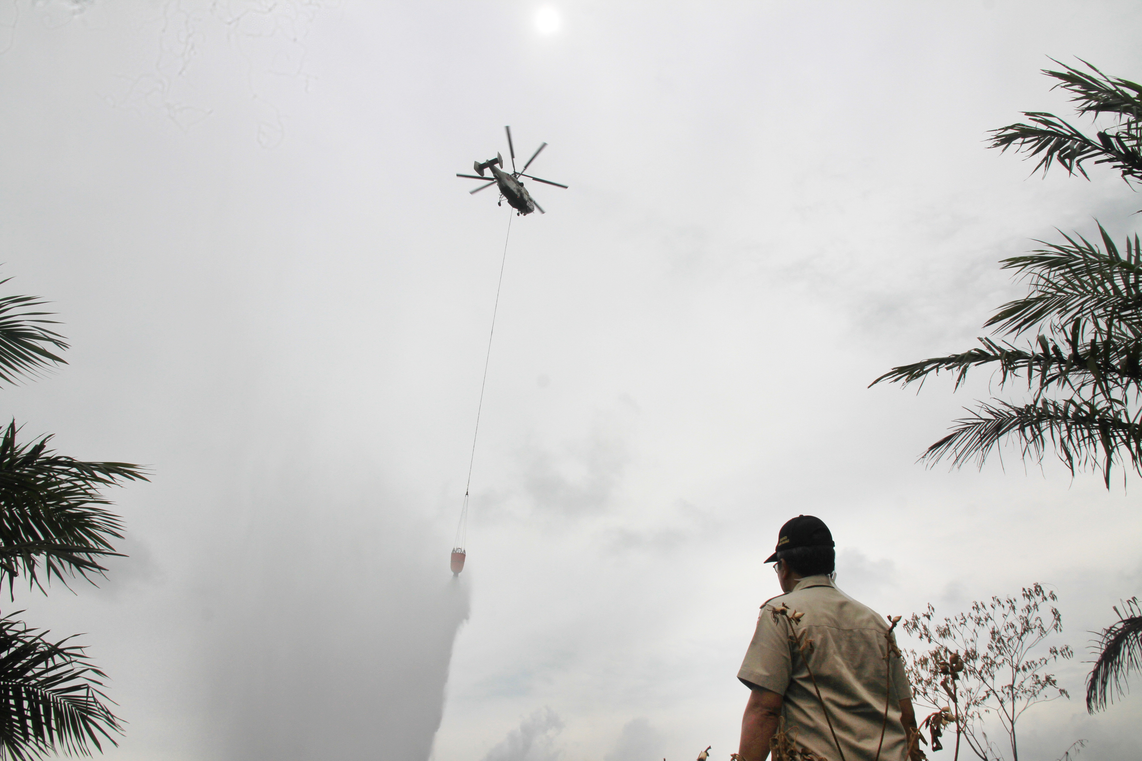 BNPB menambah jumlah helikopter untuk mengendalikan karhutla di sejumlah daerah. 