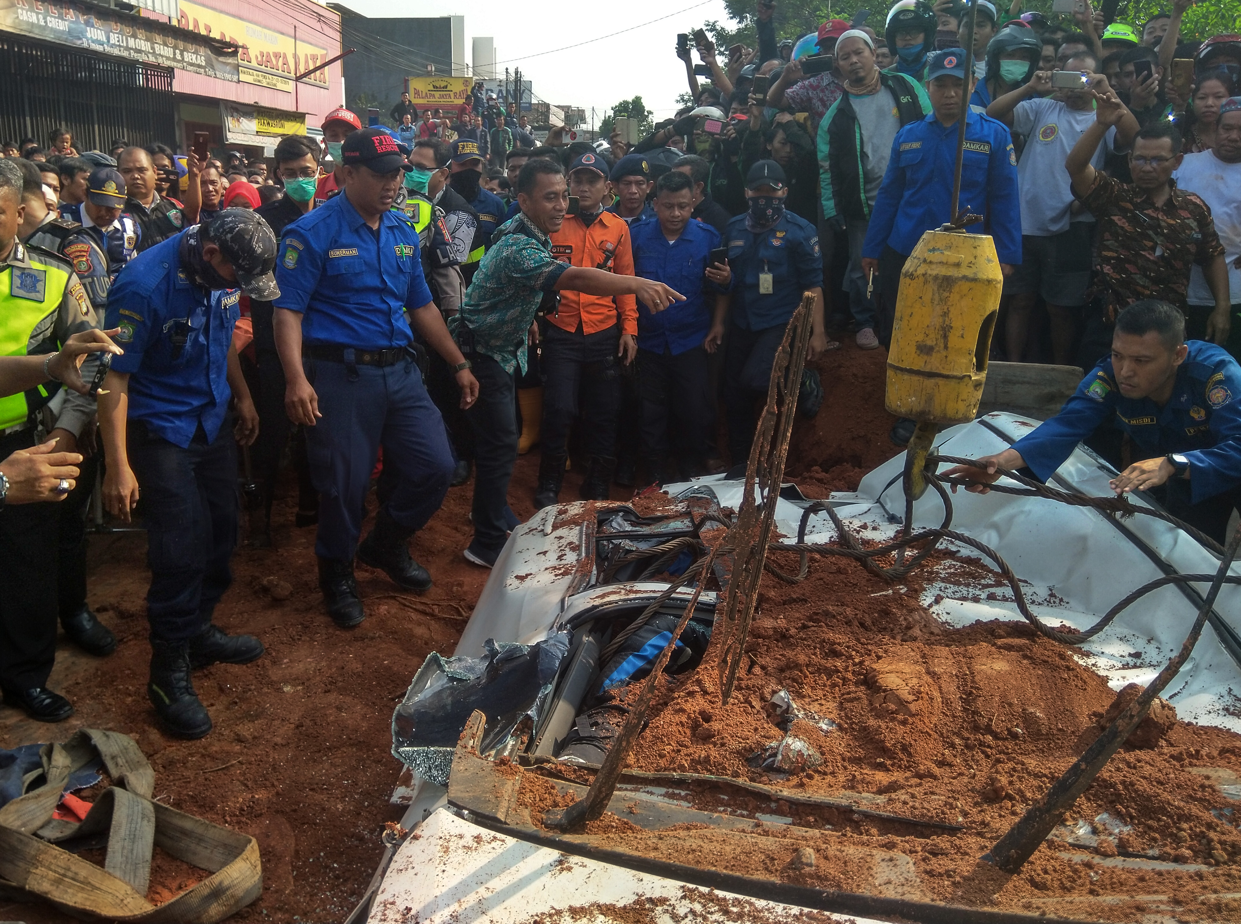 Kecelakaan maut truk tanah dengan mobil minibus di Tangerang