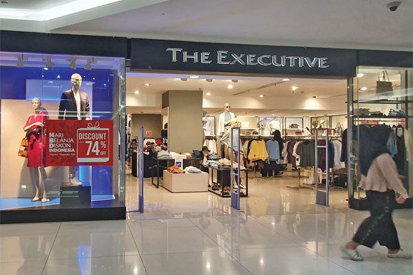Merchant busana semiformal yang umumnya pakaian kantor, The Executive, menawarkan diskon hingga 74% selama sebulan.