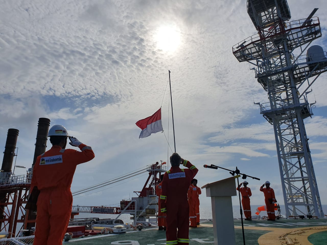 Upacara bendera Kemerdekaan RI di unit pemroses terapung Jangkrik di Selat Makkasar, Sabtu (17/8).