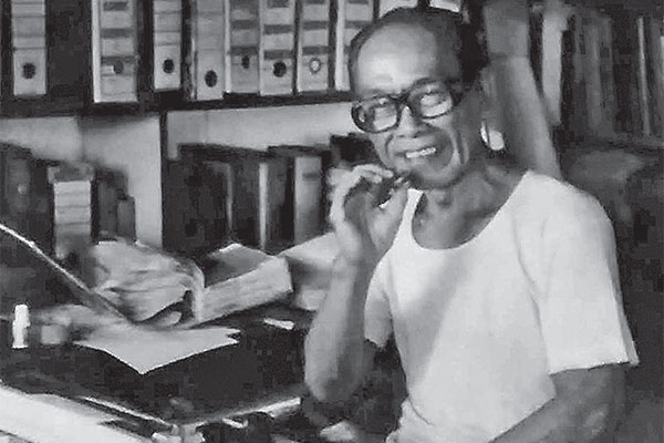 Pramoedya Ananta Toer di ruang kerjanya.
